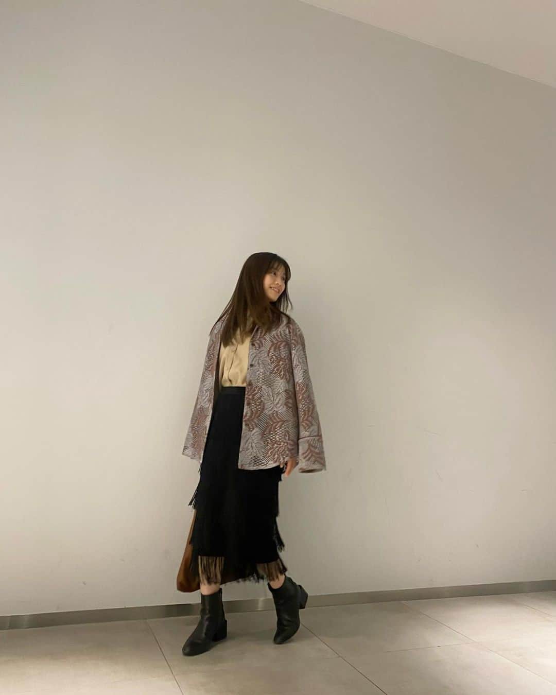 kasumiのインスタグラム：「. キメすぎないラフなコーデでも着れる キレイめスカート  歩く度に揺れるのが 何だかアーティスティックで 魅力的🤭🫶🏻  最近のコーデのスタメンさんです🫠🎌     #スカート #skirt #ootd #アパレル #韓国 #韓国ファッション #korean」