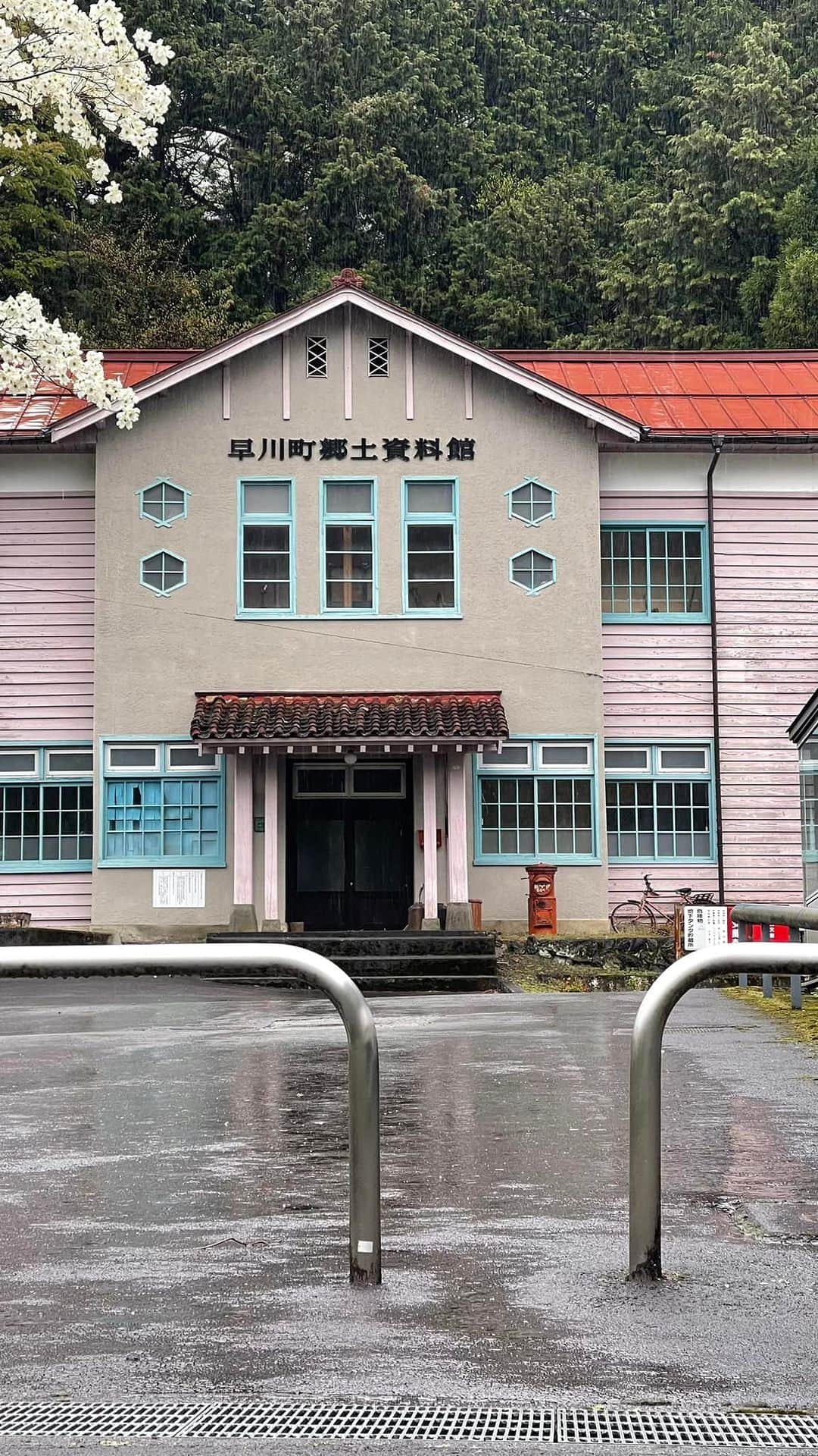 佐藤東弥のインスタグラム：「良い感じの木造建造物 惜しい 前庭がアスファルト舗装されてなければ良かったのに いや、土撒きますか？  この先の奈良田温泉には立ち寄り湯が2ヶ所 アルカリ性の素晴らしい泉質の湯 まじ良い オススメです  南アルプス街道はその辺りで一般車通行止め その奥が見たい その奥に良い風景がありそうなのに  フォッサマグナの真上にある早川沿いの崖には 大地と大地が激突し悲鳴を上げひしゃげた跡が 残っていて こんな場所の地下にトンネル掘ってるなんて 狂気の沙汰？と思ってしまいました  いや、大丈夫なのかもしれませんが」