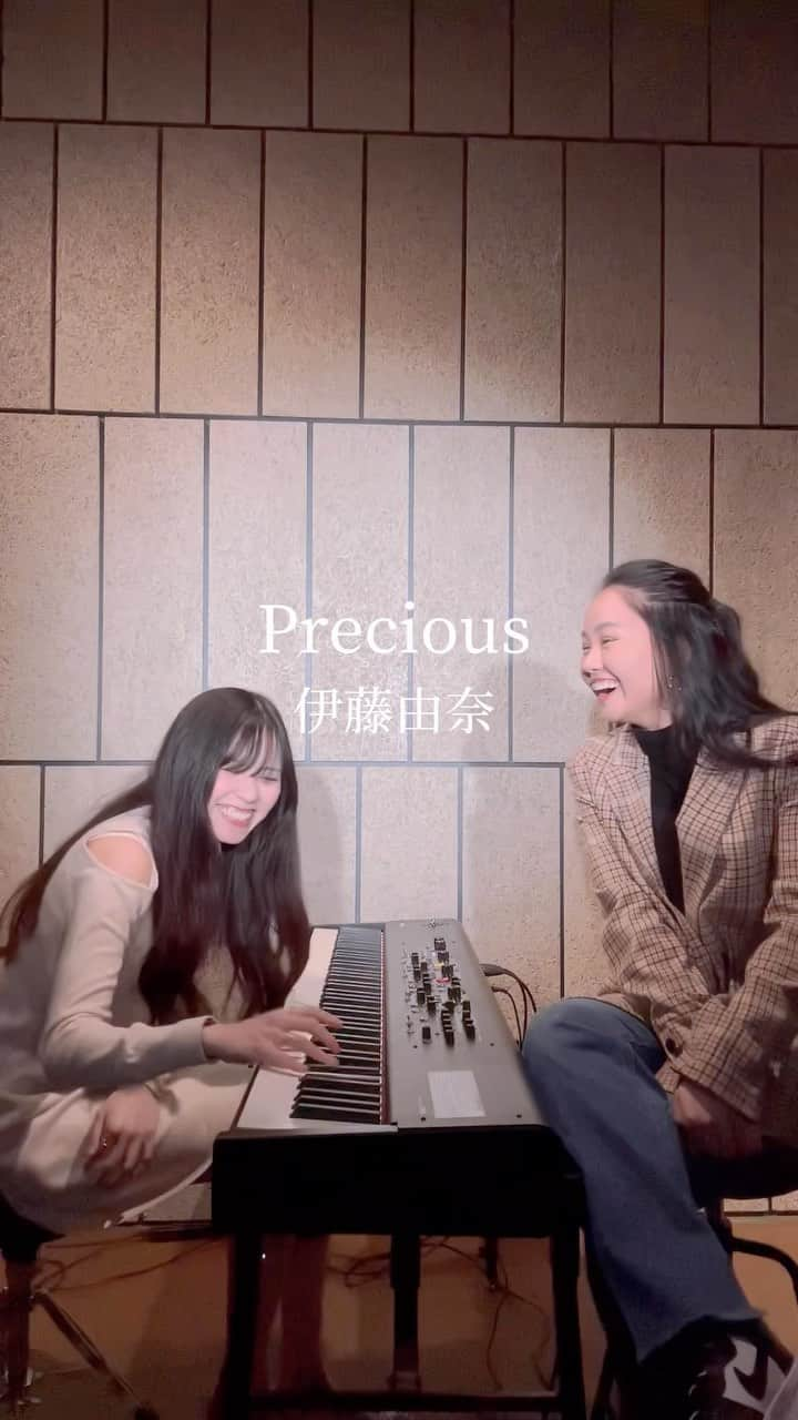 遥海のインスタグラム：「伊藤由奈 Precious♡  この歌を歌ってる動画がきっかけで私を知ってくれた方も いるんじゃないかなと！🥹  当時はアパレルでアルバイトをしていて、 帰りに友達が路上してるのをみかけて みていたら歌うことになって、、 その時の動画がYouTubeアップされて 知らない間に再生回数がいっぱいになって 衝撃をうけたの今でも覚えてます。  この曲はいつも初心に戻してくれる 大切な曲です。  珍しくみさきのリクエストです🫣💕 また歌えて嬉しい。  #伊藤由奈 #Precious #岩村美咲 #遥海 #cover #カバー #Piano」