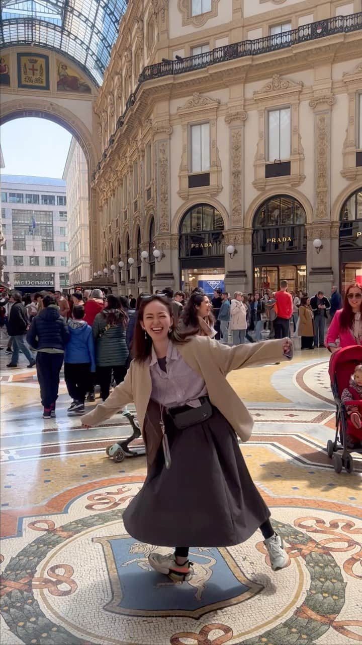 小林美季のインスタグラム：「🇮🇹 ミラノ ミラノ大聖堂 ドゥオーモ ヴィットーリオ・エマヌエーレ2世のガッレリア  アーケードの床にある紋章の雄牛さんの上で くるくる回ったりしました🌱 (幸運を呼ぶおまじないなんだって*)  ヴィンテージショップでお買い物もしたよ☺︎  イタリア語も英語も話せないのだけど 拙いおしゃべりでも コミュニケーションを取ってくれる あたたかく陽気な人たちに出会って ホントに刺激的な楽しい旅*  #Italy #italytravel  #イタリア #ミラノ #milano #ドゥオーモ #trip #旅の記録 #shopping」