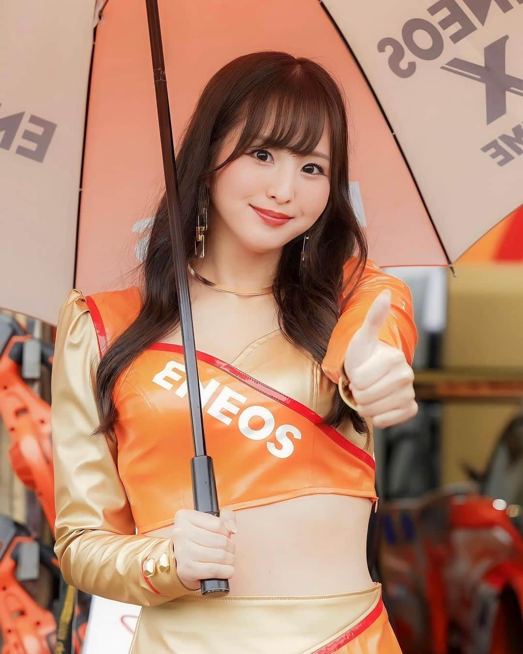 安田七奈さんのインスタグラム写真 - (安田七奈Instagram)「SUPERGT 開幕戦予選日🍑 TGR TEAM ENEOS ROOKIEの 応援ありがとうございました😆‼︎  雨が降り☔️ シンシンと冷える 岡山国際サーキットは 予選時間も激しく降ったり おさまったり‥ 本当に予選できるのか？と 不安な天候でしたが  さすが14号車🥹‼︎ いつも速さを魅せつけている 岡国では安定した走りで 4位でチェッカーを受けました🏁  明日の決勝はより一層 熱い応援よろしくお願いします😉  グリッドボードは 私が担当させていただきます🤭  イベント広場にて 物販サイン会が復活😍‼︎ 朝早めand大雨の中 会いにきてくれた皆さん 本当にありがとうございます🧡  直接お話できる機会は 本当に嬉しい🥹🧡  ステージやPIT WALKも 会いにきてくれてありがとう😘 ENEOSなーちゃいかがでしたか？  また明日も よろしくお願いします😉👍  #SUPERGT #ENEOS #ROOKIERACING #安田七奈 #なーちゃ #レースクイーン #rq #ラウンドガール #グラビア #グラビアアイドル #グラドル #インスタグラビア#美乳 #水着 #ビキニ #ムチムチ #むちむち #セクシー #セクシー美女 #followme #japanese #japanesegirl #instagood #instalike #photooftheday #팔로우 #얼스타그램 #粉我 #非常好 ⠀ ⠀」4月15日 22時52分 - nana_yasuda