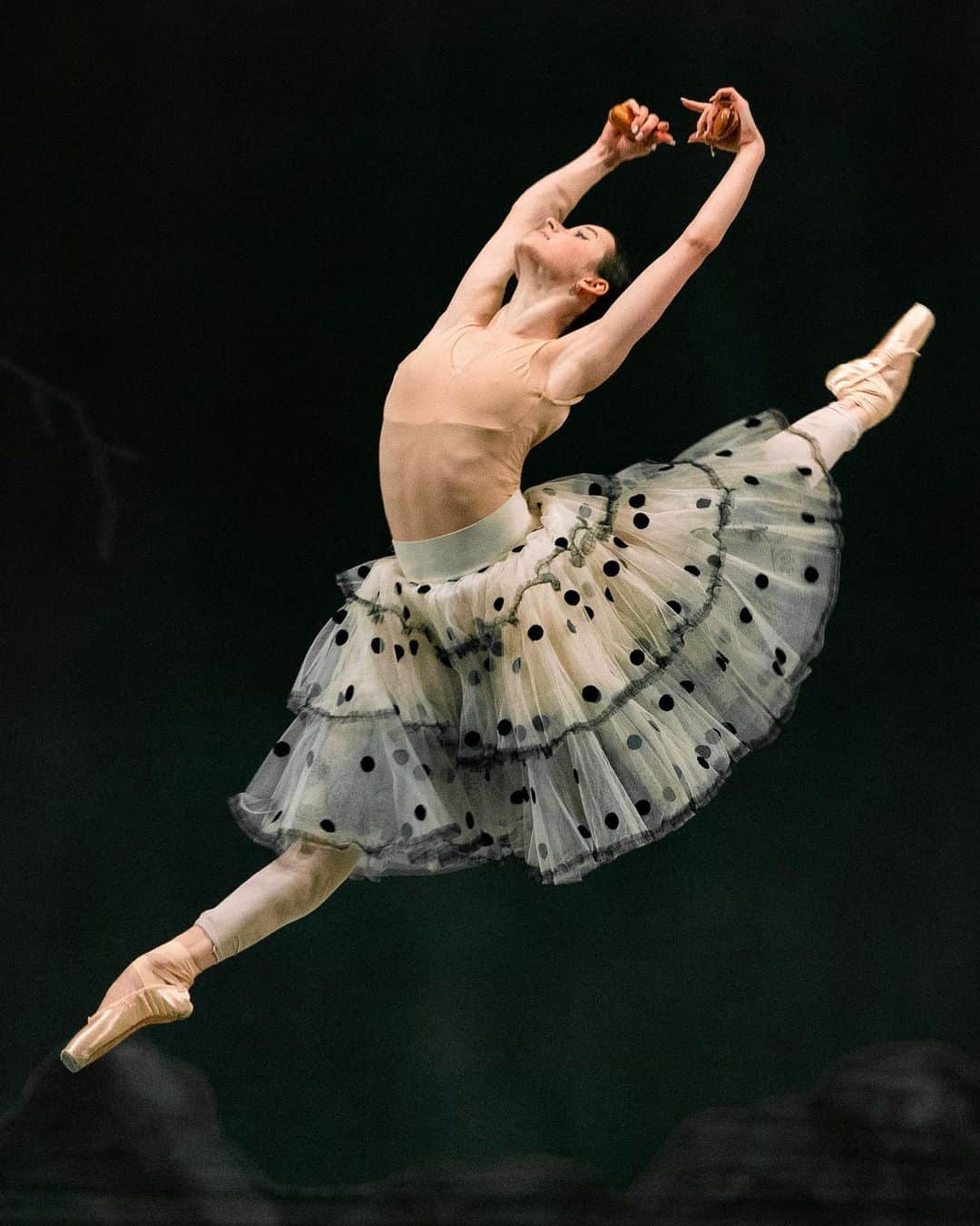 マリア・コーレワのインスタグラム：「Tomorrow @philipp_stepin and I are going to dance “DON QUIXOTE” at the Mariinsky 🤍 Preparation for this ballet is always a rollercoaster, in a good way. Sasha @anfffoto took these pictures of one of our rehearsals. Swipe to see the interesting moments, especially a Crocs shoe being my tambourine 🤡  TOI TOI TOI to everyone for tomorrow!!! Can’t wait!!! 💃🏻❤️‍🔥  Завтра мы с @philipp_stepin собираемся танцевать «ДОН КИХОТ» в Мариинском 🤍 Подготовка к этому балету — всегда аттракцион, в хорошем смысле этого слова. Саша @anfffoto подсмотрел за одной из наших репетиций. Листайте, чтобы увидеть интересные моменты, особенно крокс в роли бубна 🤡 УДАЧИ завтра всем артистам!!! 😅❤️‍🔥」