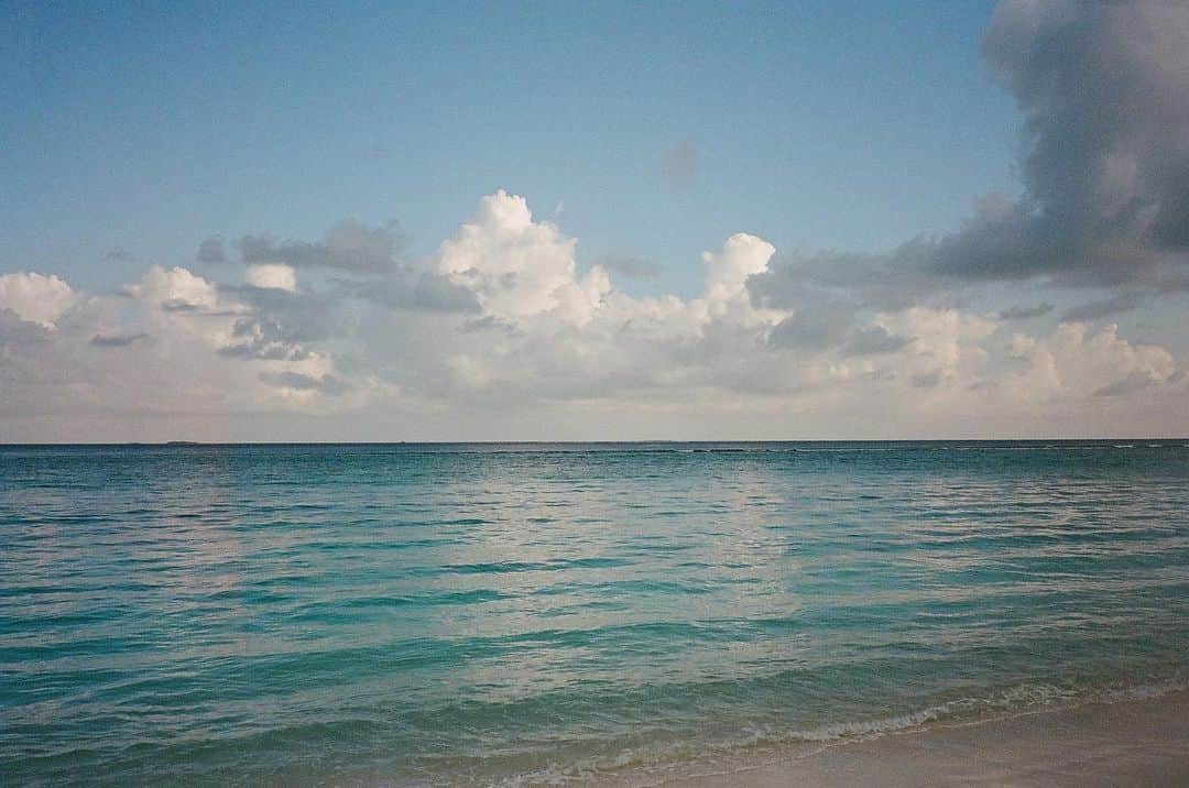 Mathilde Goehlerのインスタグラム：「Favourite kind of blue 💙 @alila.maldives Annonce」
