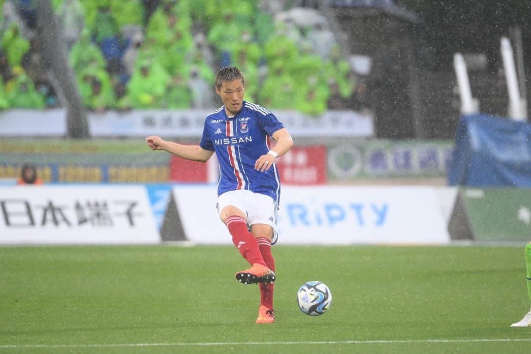 畠中槙之輔さんのインスタグラム写真 - (畠中槙之輔Instagram)「_ 雨の中、応援ありがとうございました！ 次はしっかり勝ち切れるように、またいい準備します。 #マリノスファミリー #fmarinos #横浜Fマリノス #newbalance #ZAMST」4月15日 22時54分 - hatanaka_shinnosuke