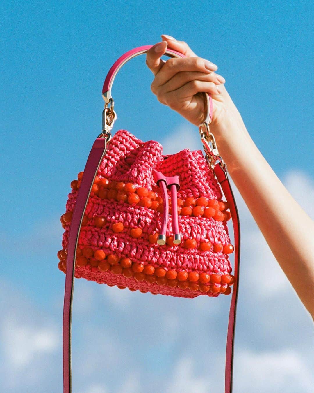 Jimmy Chooさんのインスタグラム写真 - (Jimmy ChooInstagram)「Bring a whole new meaning to the classic 'beach bucket' with our beaded Bon Bon #JimmyChoo」4月15日 22時59分 - jimmychoo