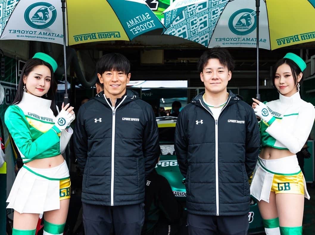 五十嵐みさのインスタグラム：「. SUPER GT開幕戦、 予選日お疲れ様でした🏁 . 朝から雨で予定通りにいかなかったレースだったとは思いますが、52号車は川合選手がQ1Bグループを2位で突破👏 その後吉田選手がQ2を10位でフィニッシュしました✨ . 明日のスケジュールはこちら⏬  9：00～9：10  RQスポンサーステージ 9：50～10：50 ピットウォーク 10：50～11：15 ドライバーアピアランス 11：30～11：45 オープニングセレモニー 12：20～13：30　スタート進行（みおち） 13：30～15：30　決勝（82周） . チャンピオン目指して、明日も52号車の応援よろしくお願いします💚 . #SUPERGT#スーパーgt#レースクイーン#埼玉トヨペット#greenbrave#racequeen#grsupra#コスチューム#撮影会#ポートレート#一眼レフ#モータースポーツ#レース#サーキット#岡山国際サーキット」