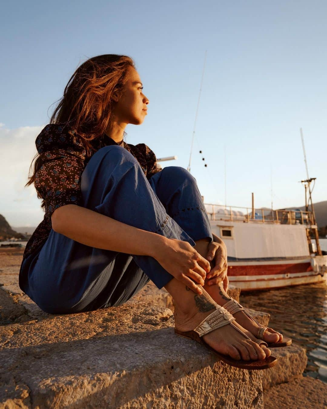 マッタのインスタグラム：「Yes to some you time.⁠ ...seen here the Surya Tapi Top in Kala⁠ + the Guru Cotton Pant in Blue⁠ photo by @jasmina_martiradonna with @guadalupe_merlo_nahui⁠ •link in bio•」