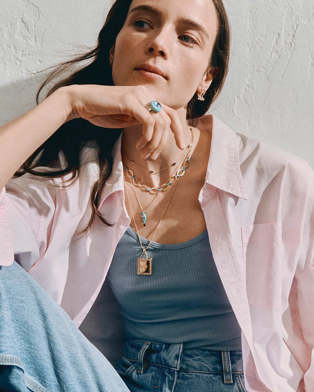 ネッタポルテのインスタグラム：「CHAIN CHAIN CHAIN: Freshen up everyday dressing with layered necklaces – when it comes to golden charms, more is more.  Tap the link in bio to shop at #NETAPORTER.」
