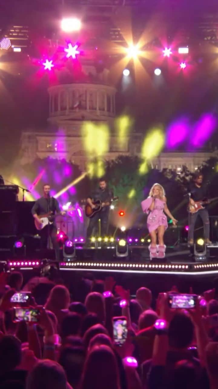 キャリー・アンダーウッドのインスタグラム：「Watch Carrie’s performance of “Pink Champagne” from the #CMTawards Extended Cut now on YouTube! *link in bio -TeamCU」