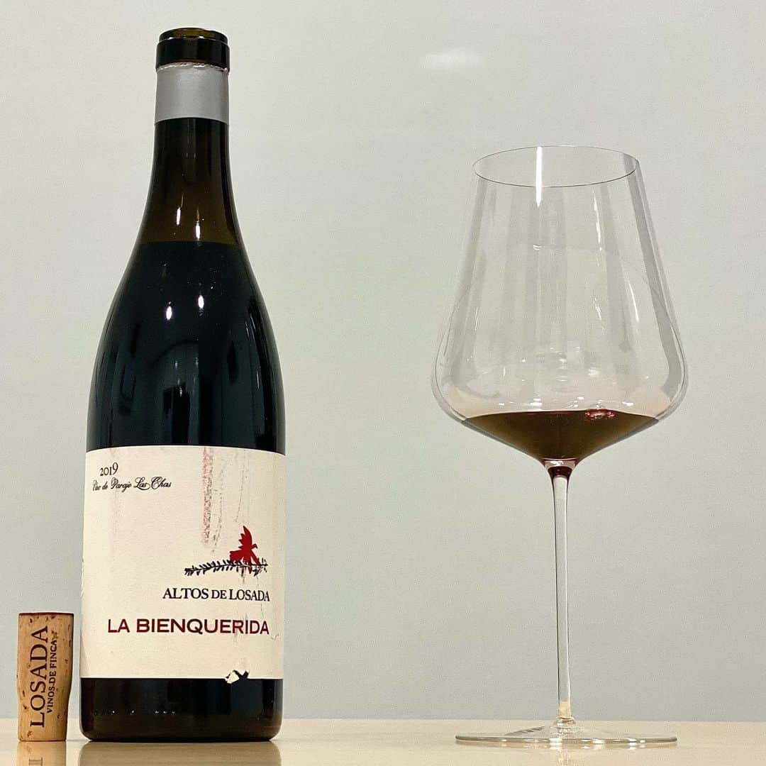 エンリケ・ソラ・クレメンテのインスタグラム：「Altos de Losada 'La Bienquerida' 2019, Losada Vinos de Finca. DO Bierzo. Mencía acompañada de otras variedades minoritarias de la parcela La Bienquerida, un viñedo de más de 110 años de suelos de pizarra y arcilla. Fermenta con levaduras autóctonas en depósitos de acero inoxidable y se cría durante 15 meses en barricas de roble francés de 500 L (40% madera nueva y el 60% de segundo uso). Frescura, elegancia y persistencia. Botella nº 1718 de 2500. Degustado en Zalto Denk'Art Bordeaux Glass. La propiedad vitícola de Losada está formada por una finca situada en las cercanías del pueblo de Pieros, a mitad de la etapa del Camino de Santiago que une Cacabelos y Villafranca del Bierzo. Además, se incluyen diversas parcelas en los alrededores de Valtuille de Arriba conocidas como Altos de Losada y caracterizadas por sus suelos arcillosos. Buscan elaborar sin prisas, observando e interpretando la variedad en cada una de las parcelas, llevando a cabo una elaboración no intervencionista, que en esencia saque el máximo partido de su trabajo en el viñedo, y una utilización sutil de la barrica que dé protagonismo al terruño. Buscan que su conocimiento técnico se complemente con la intuición basada en la experiencia que acumula su equipo técnico durante muchas vendimias en el Bierzo.  ———————————————  #wine #winelover #winetasting #winetime #winery #winestagram #redwine #wineoclock #foodandwine #instawine #winelife #wineporn #whitewine #winenight #champagne #winenot #winetour #sommelier #vin #🍷 #vino #vinho #wein #cheers #vineyard #labienquerida #losadavinosdefinca #bierzo #mencia #zaltify」