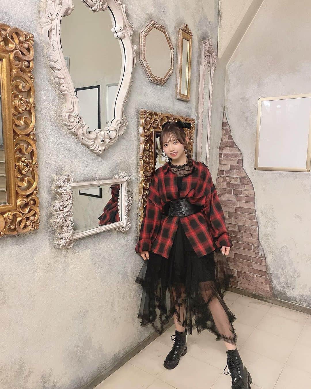 畑美紗起のインスタグラム：「ちょっとロックな衣装🎸🖤  Mixalive TOKYOさんの ビジュアル撮影のときの☺︎  池袋駅東口35番出口付近には ポスターの掲載もあるのでみにいってみてね🚃  #x純文学少女歌劇団 #畑美紗起 #若草式ベス #mixalive #mixalivetokyo」