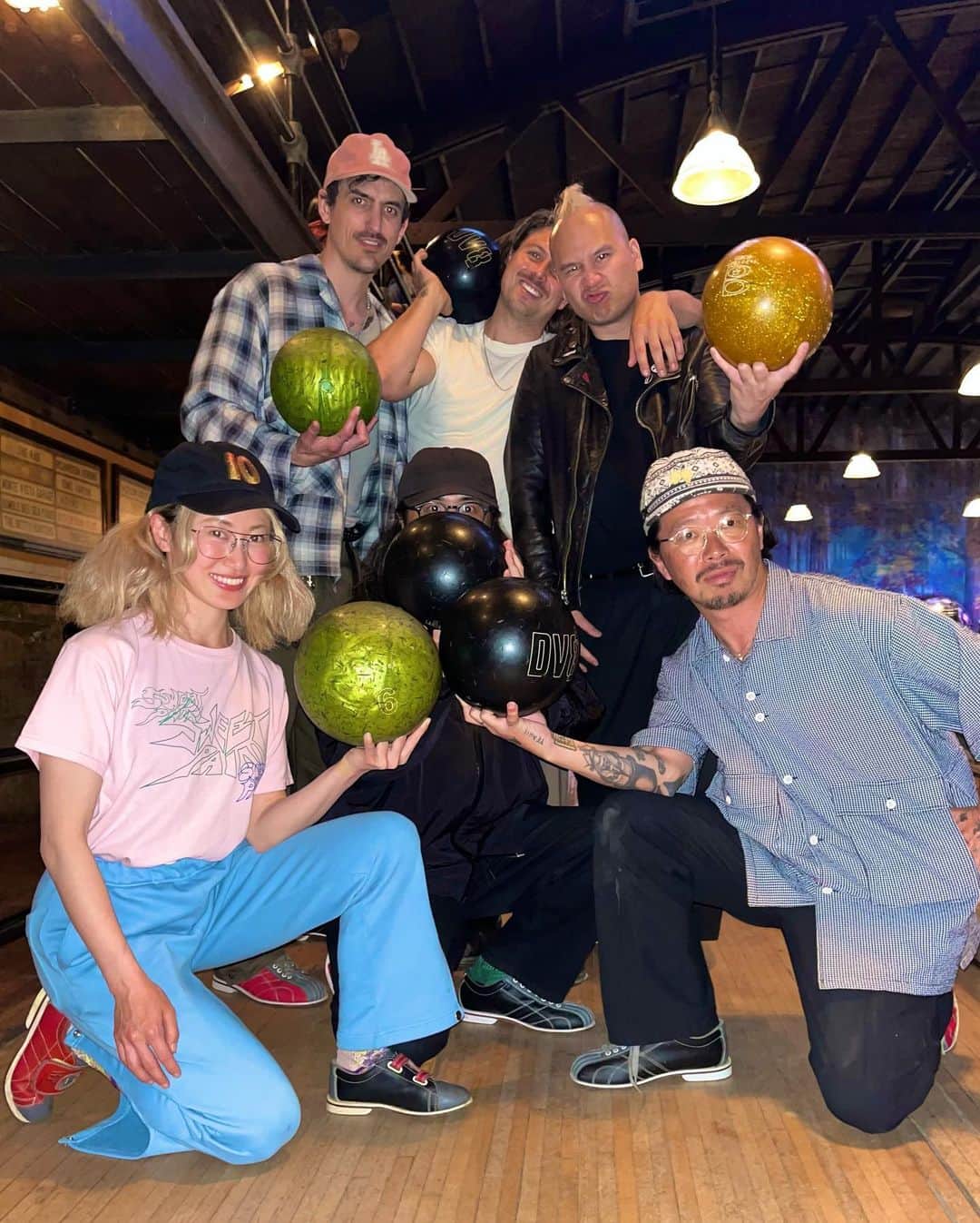 赤澤えるのインスタグラム：「Highland Park Bowl🎳   Andyが誘ってくれて、みんなとボーリング🥰    建物自体がとても古かったんだけど、禁酒法の時代には秘密でお酒を飲める場所だったらしい！😳   日本じゃ見たことのないボーリング場のスタイルで、ものすごく大きくて素敵なバーの中にボーリングがあるような感じ。大きなピザ釜もあってピザがめちゃくちゃ美味しくて有名らしい🍕      ここどこ？？？ってなるくらい、古い時代に迷い込んだような感覚になる場所だったよ。     素敵な雰囲気にひたりつつ、みんながおもしろくて楽しすぎたからずっと爆笑だった😇 最高！またあそぼうね🌞       #10匣 #TENBOX #10box @tenboxtokyo」