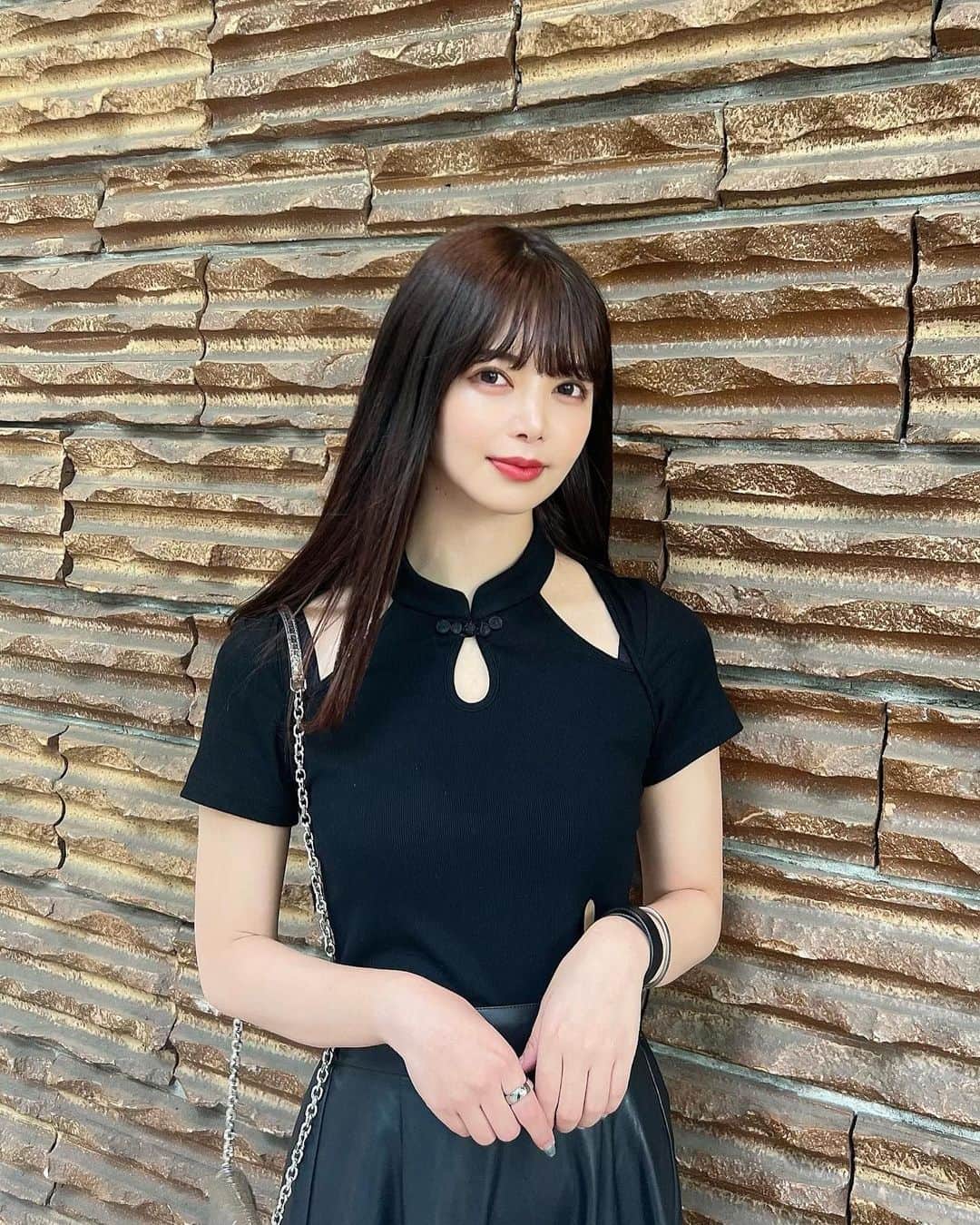 のインスタグラム：「最後の写真は自分が花粉症かもしれないと気付いた瞬間の写真  このトップスすき🐼🇨🇳  うちで取り扱ってる服なんだけと先行販売で完売した😭🙏✨  再入荷できたらいいなあ  今度このアカウントでもうちがやってるお洋服屋ちゃんと紹介しよっと  今日はManCity vs Leicesterが25:30から！！！！  その前にAthletic Club vs Real Sociedadが23:15からありますね、、🔥  ぜったいに！！！！勝ってくれ！！！！！  #ootd  #今日の服  #チャイナ #トップス  #ブラックコーデ」