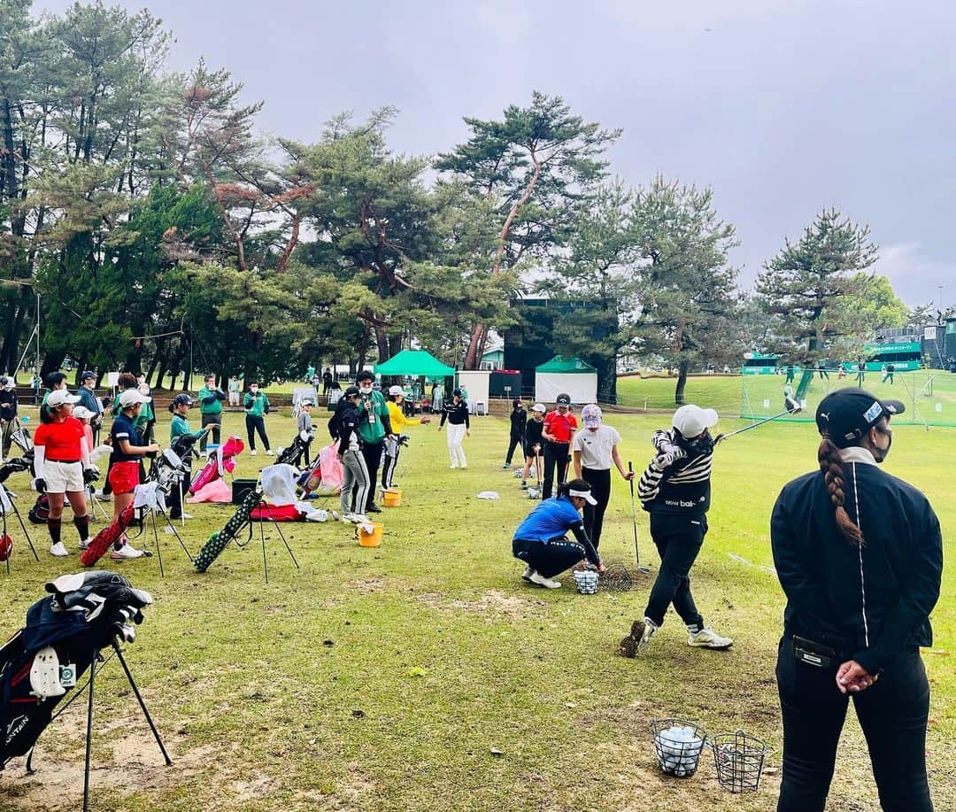 竹村真琴さんのインスタグラム写真 - (竹村真琴Instagram)「* 昨日はジュニアレッスン会を開催🏌️‍♀️ . プロゴルファーから直接の指導を受けることができる貴重な時間でした✨ 頑張れー‼️未来のプロゴルファーたち📣 . #青木瀬令奈 #菊地絵理香 #尾関彩美悠 #一ノ瀬優希 #鶴岡果恋 . . . #バンテリンレディス #大会PRサポーター #KKT #熊本空港カントリークラブ #女子ゴルフ #JLPGA #興和」4月16日 10時01分 - makototakemura_golf