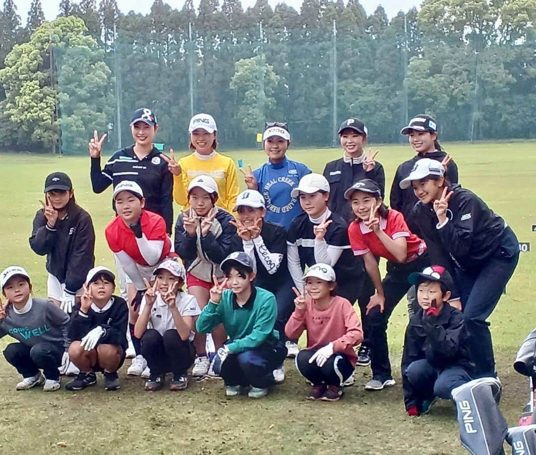 竹村真琴さんのインスタグラム写真 - (竹村真琴Instagram)「* 昨日はジュニアレッスン会を開催🏌️‍♀️ . プロゴルファーから直接の指導を受けることができる貴重な時間でした✨ 頑張れー‼️未来のプロゴルファーたち📣 . #青木瀬令奈 #菊地絵理香 #尾関彩美悠 #一ノ瀬優希 #鶴岡果恋 . . . #バンテリンレディス #大会PRサポーター #KKT #熊本空港カントリークラブ #女子ゴルフ #JLPGA #興和」4月16日 10時01分 - makototakemura_golf