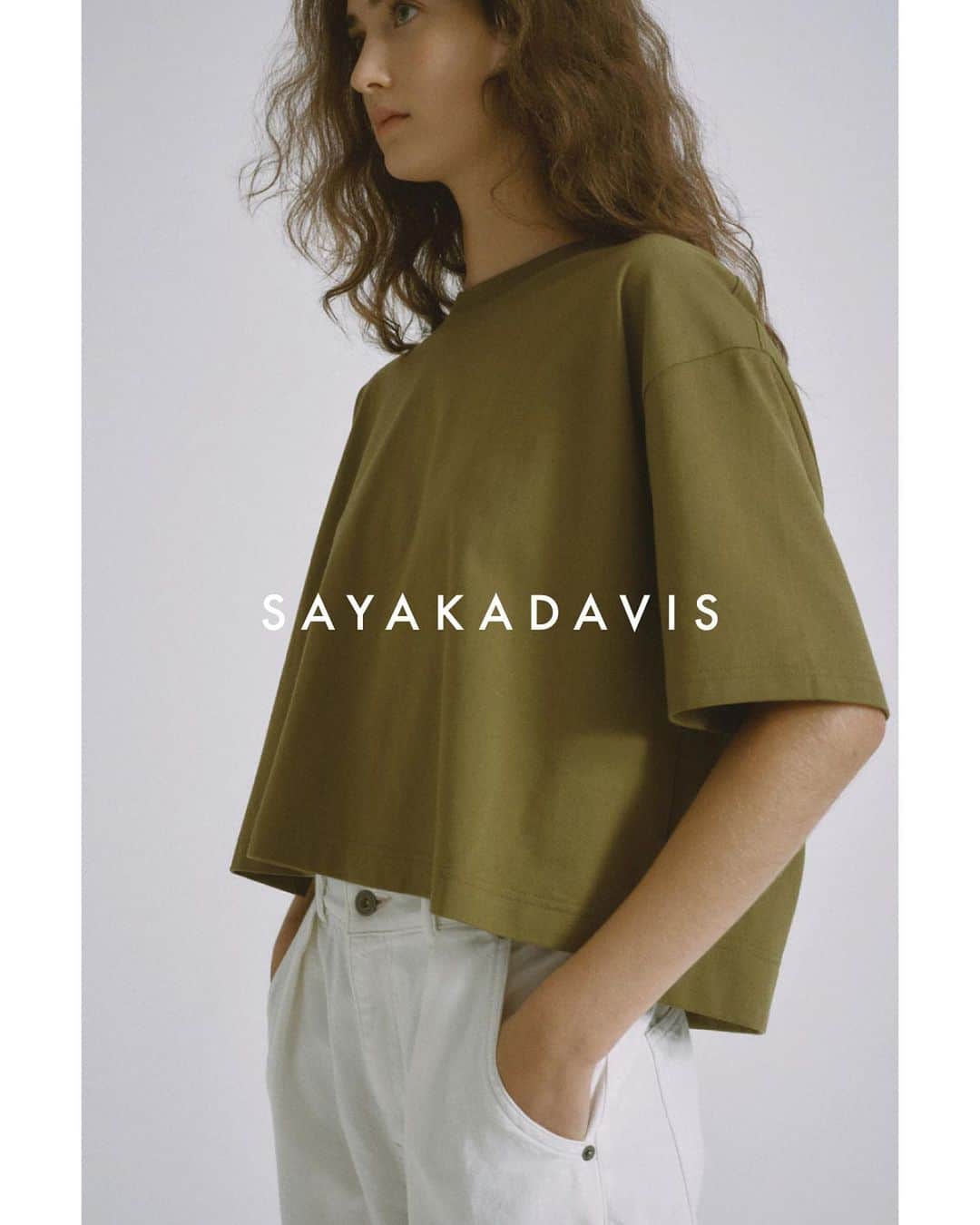 LOVELESS/GUILD PRIME 公式アカウントのインスタグラム：「【SAYAKA DAVIS】  デザイナーのSayaka Tokimoto-Davisが2013年にNYでスタートした、ウィメンズReady to wearブランド。 デザイナー自身のルーツである日本の美学「余白の美」に繋がる、余白を残したミニマルさ、未完の美がSAYAKA DAVISの核となる要素。た。  Cropped Draped Back Tee   SAYAKA DAVISのアイコニックなアイテム、ドレープバックTシャツを、クロップド丈にアップデート。 バックドレープはストラップであきを調整出来ます。 ワイドボトムスとのバランスがお勧め。 シンプルながらスタイリングのアクセントになるTシャツです。  画像をタップで商品をご覧頂けます。」