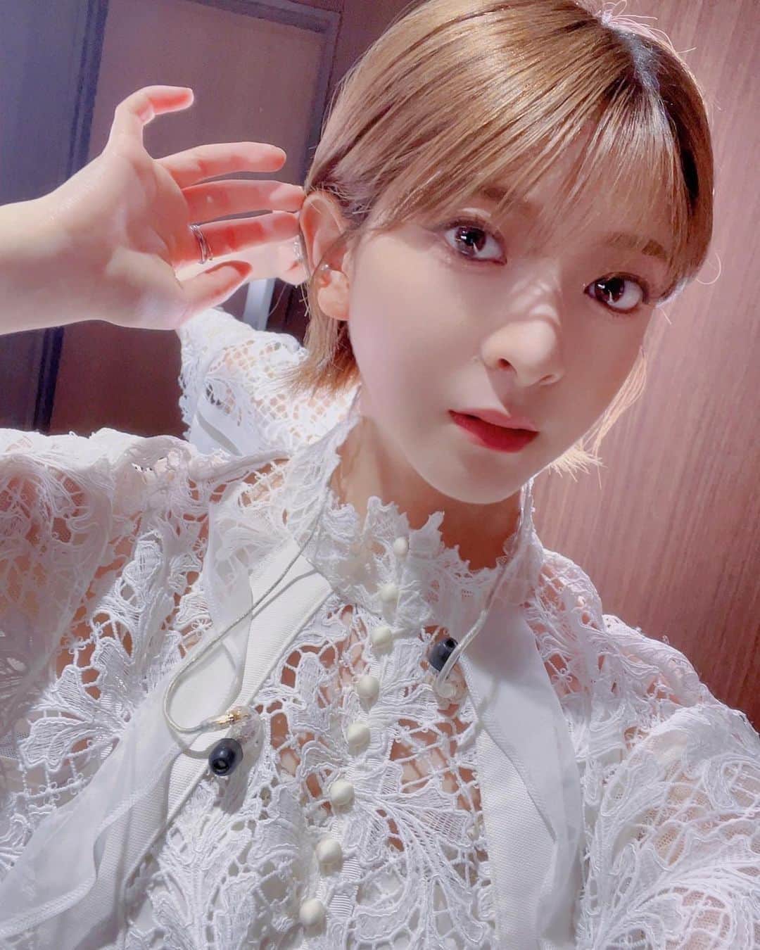 菅原りこのインスタグラム：「『ドラゴンクエスト ダイの大冒険』フィルムコンサート🎼🎹🎻✨にて『RISE』を歌わせていただきました🎶✨  お衣装もMVで使用させていただいたものを着させていただきました〜🤗✨ MV撮影依頼のお衣装、、あの時の嬉しさと緊張を思い出しました✨✨  メイクさんからキレイに魔法をかけていただき いざステージへ💄✨  皆様のご協力があってのステージ🎶✨ 感謝の気持ちでいっぱいです🥰💕」