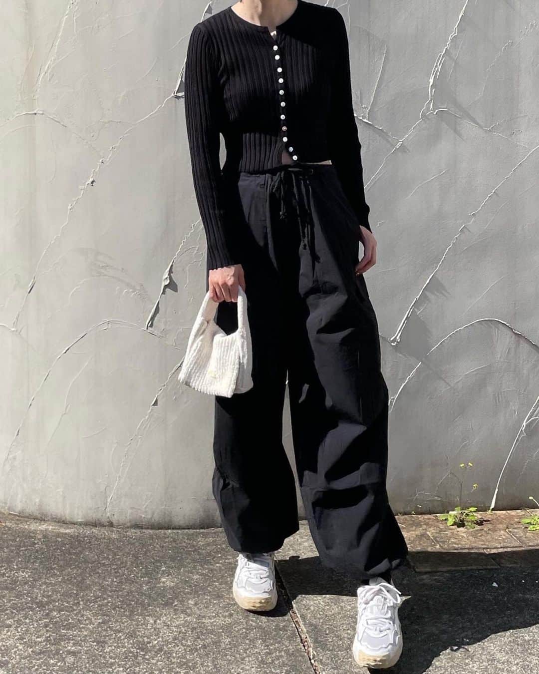 Mie Kawanoのインスタグラム：「褒められtops♩ オールブラックに小物はホワイト🤍🖤  #coordinate #code #instagood」