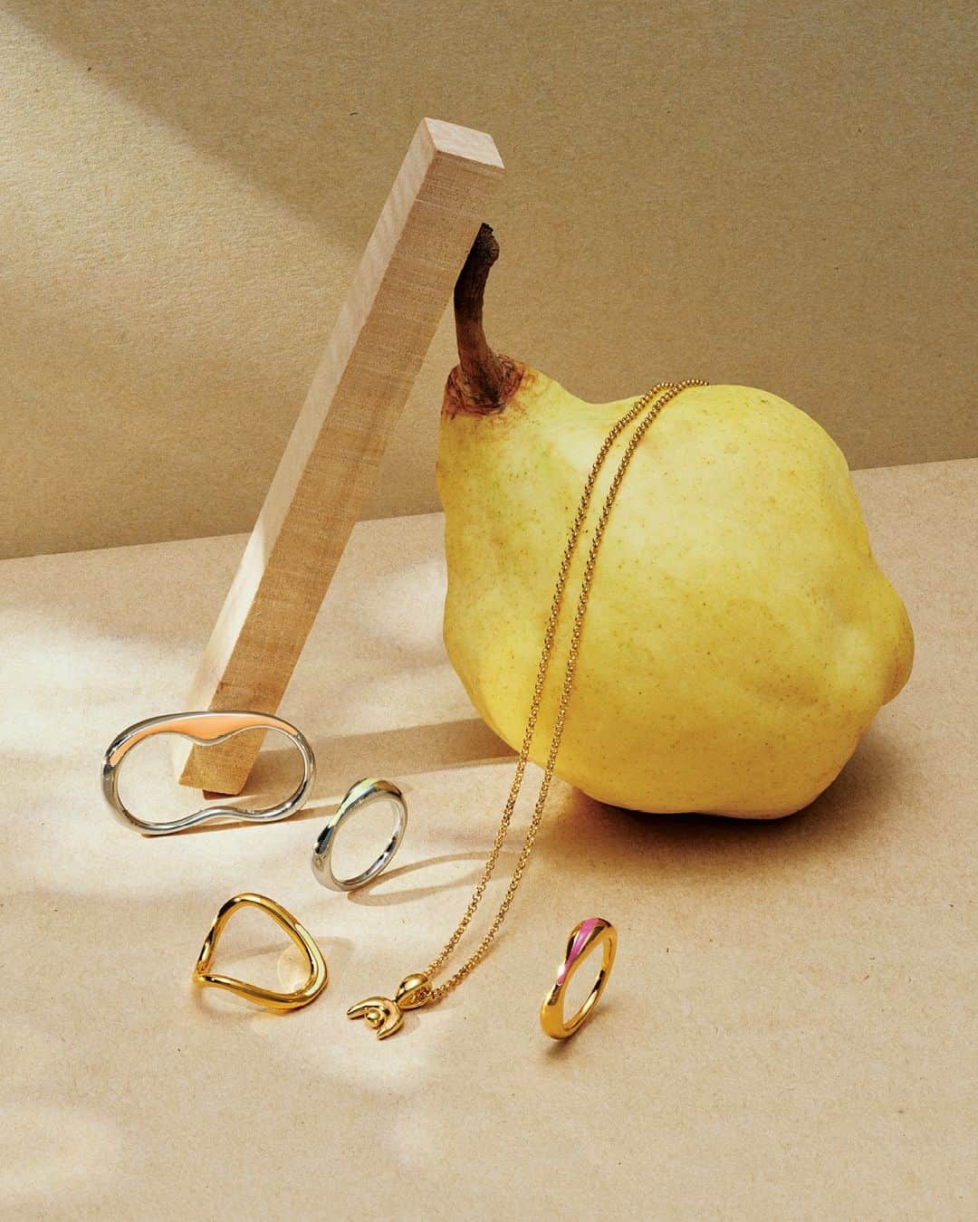 のインスタグラム：「《Fruit》 - from Spring 2023  瑞々しい果実をモチーフにした、心躍るカラフルな”Fruit”コレクションは、 エポキシ樹脂で彩った果汁のようなジューシーなカラーリングが魅力。  フルーツをアートピースのように仕上げた抽象的なフォルムが、モダンな遊び心を添えます。  お手持ちのジュエリーと組み合わせて、いつもとはひと味違うスタイリングを楽しんで。  #ete #エテ #Spring2023 #Fruit」