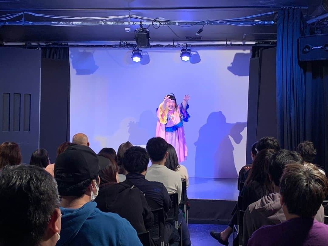 のインスタグラム：「. 昨日は、トークライブでした😊  お足元の悪い中、お越しくださった皆様、本当にありがとうございました🙇‍♀️☔️🙏  あたたかい皆様のおかげで、とても楽しかったですー😭✨✨✨  最後は、伊丹君、おやどまり君、祐代君、松元君に助けて頂き、モーニング娘。さんの『そうだ! We're ALIVE』を歌い踊りました💃💜 4人が登場した時、キャーって歓声上がって、面白かったです🤣🤣🤣 その歓声を聞いて、いっきに緊張しだした4人も可愛かったです🤣🤣🤣  また、6月くらいにやろうと思いますので、是非お越しくださいませー✌️🎊  本当に、ありがとうございましたー🙇‍♀️💓✨  #わがまま気のまま藍のトーク」