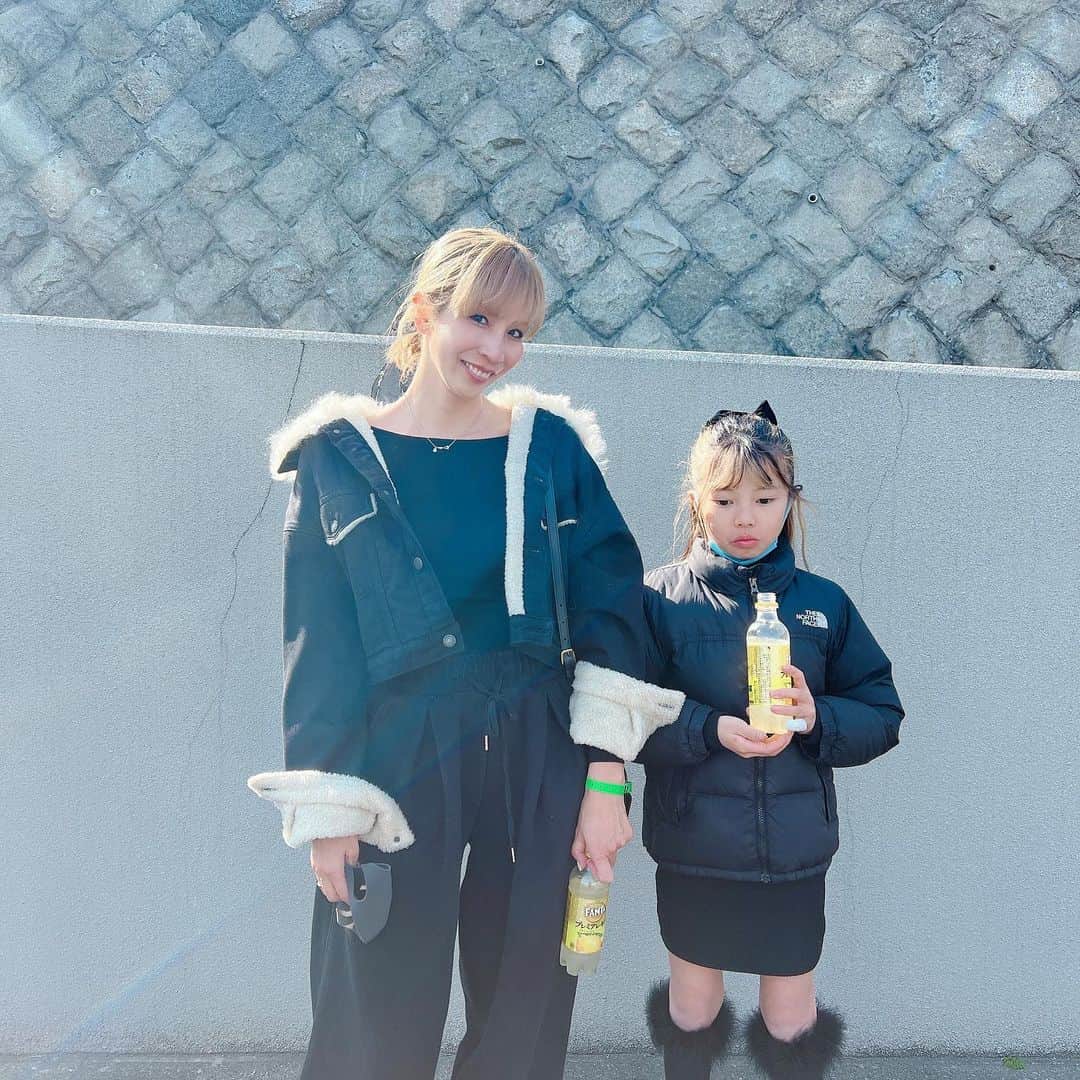 のインスタグラム：「ちょっと前のこと。娘がニュージーンズを観たいとTGCへ。仕事以外でTGCに行くだなんて初めて👀思えば最後のTGCは、娘がお腹にいて臨月で、遠隔でコーデ組んだり指示したり…。まさかこんなにも大きくなった娘と観に行くだなんて🥹感慨深いなぁ✨いろいろ手配してくれたパパのお友達に感謝❤️🙏デス」