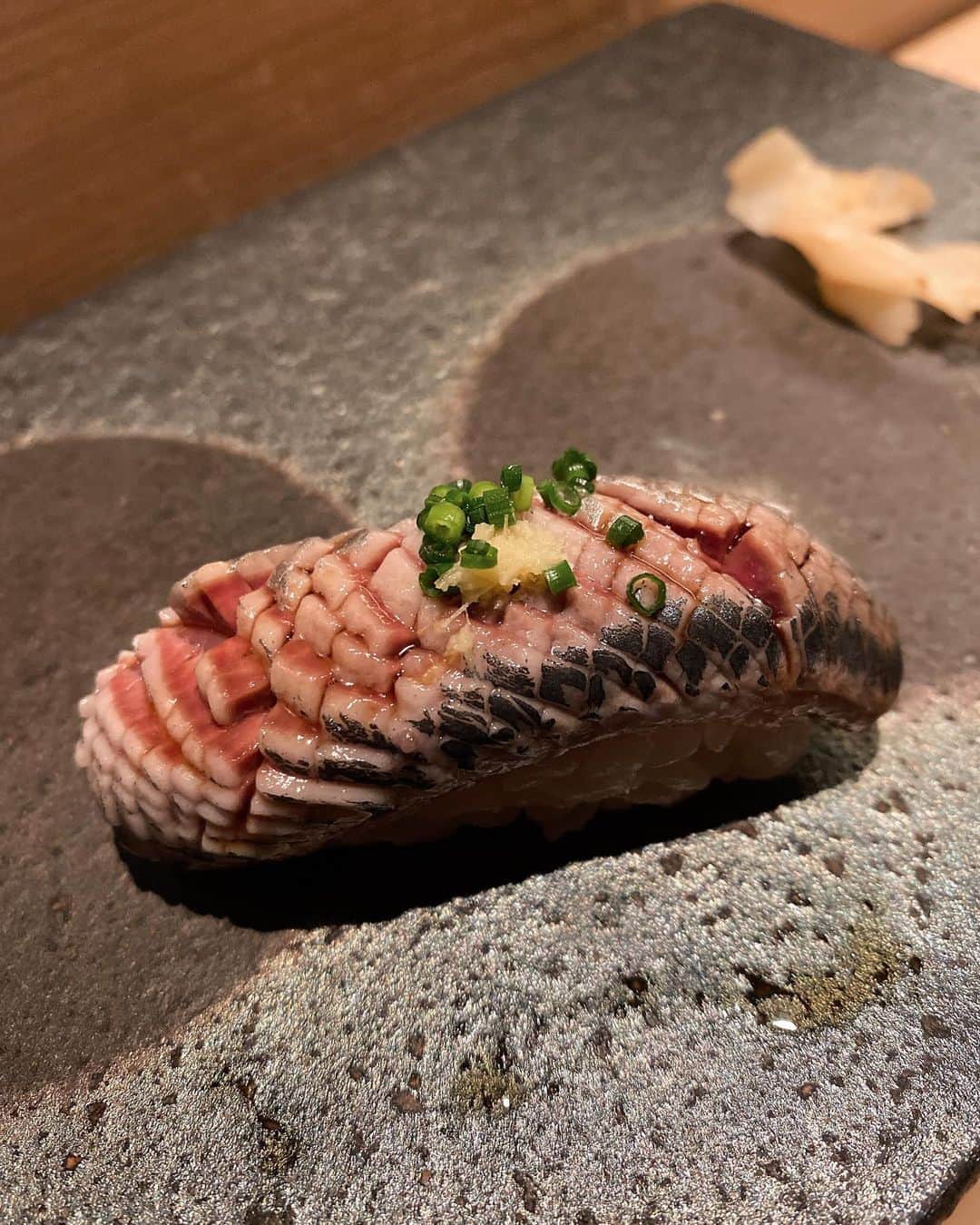 市川ヒロシさんのインスタグラム写真 - (市川ヒロシInstagram)「仲間の快気祝いに 寿司と日本酒を。 良い雰囲気のお店で美味しかった( ˊ̱˂˃ˋ̱ ) とくにこの日本酒。 家用に買おうかなってくらい 好みでした。  #寿司　#日本酒好き   場所　池袋　椛」4月16日 8時39分 - ichikawa.hiroshi