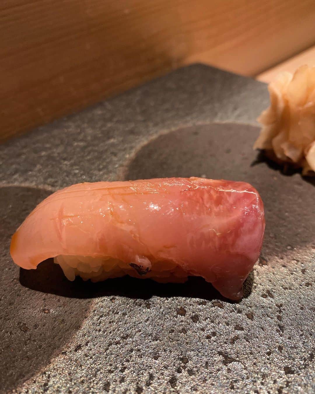市川ヒロシのインスタグラム：「仲間の快気祝いに 寿司と日本酒を。 良い雰囲気のお店で美味しかった( ˊ̱˂˃ˋ̱ ) とくにこの日本酒。 家用に買おうかなってくらい 好みでした。  #寿司　#日本酒好き   場所　池袋　椛」