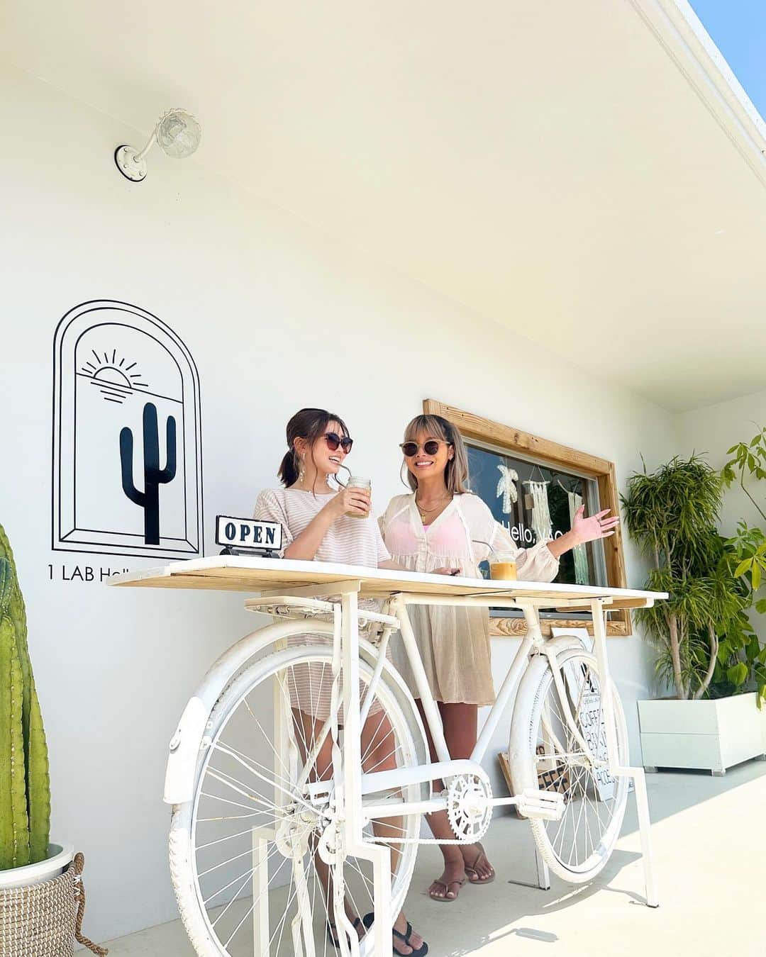 池田沙代のインスタグラム：「🌵🤍  このカフェ、店内も外も とっても可愛かった😍😍」