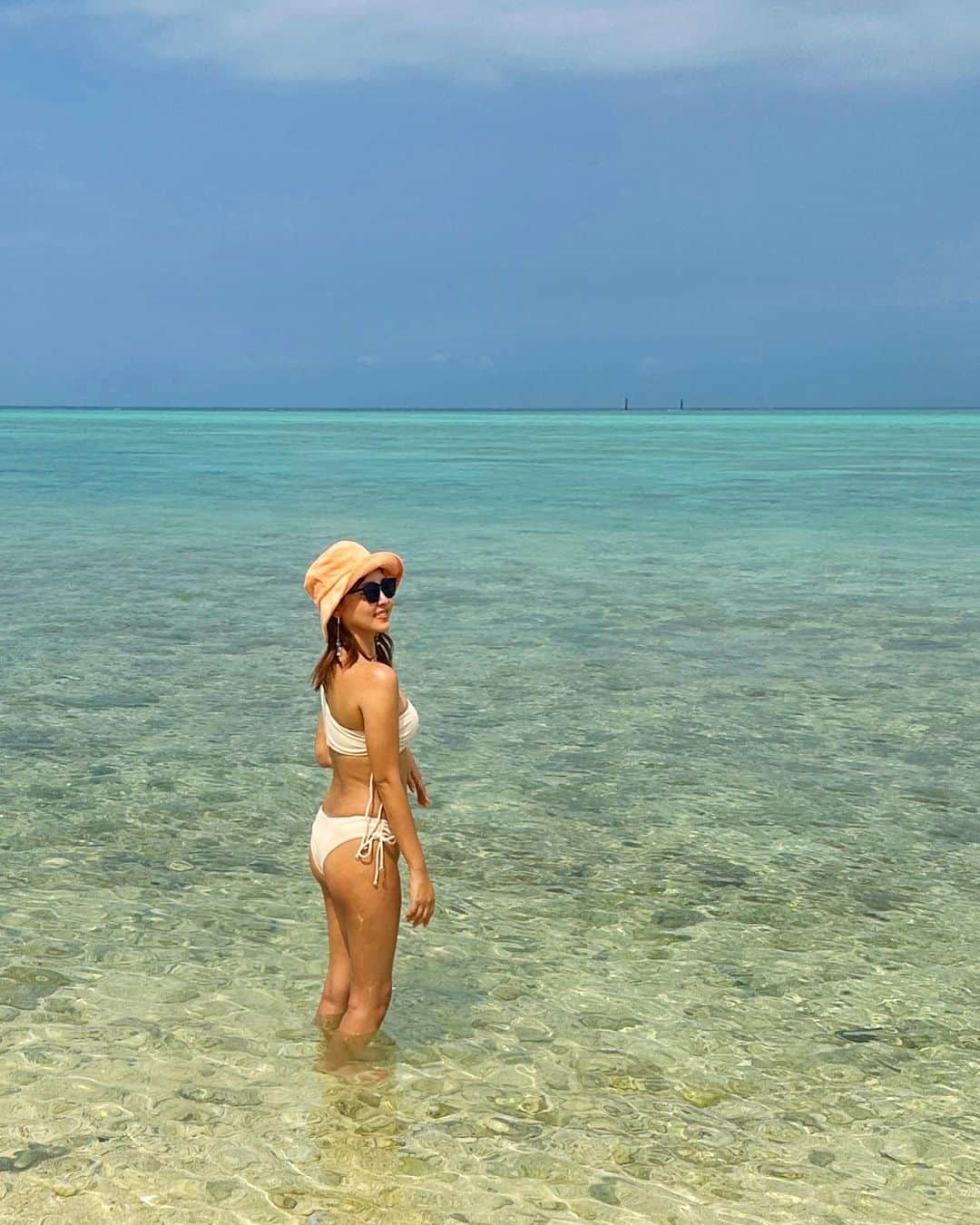 池田沙代のインスタグラム：「🤍🧡  海の透明な感じ好き😊🫶」