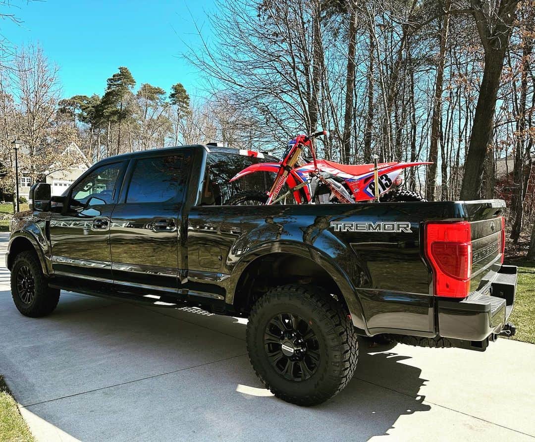 ジャスティン・ヒルズのインスタグラム：「Riding season. 😍」