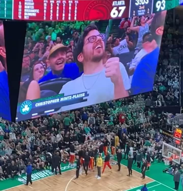 クリストファー・ミンツ＝プラッセのインスタグラム：「Boston you’re always a LIT ASS TIME. I love you see you soon. Celtics in four.   THANK YOU @kenziemac」