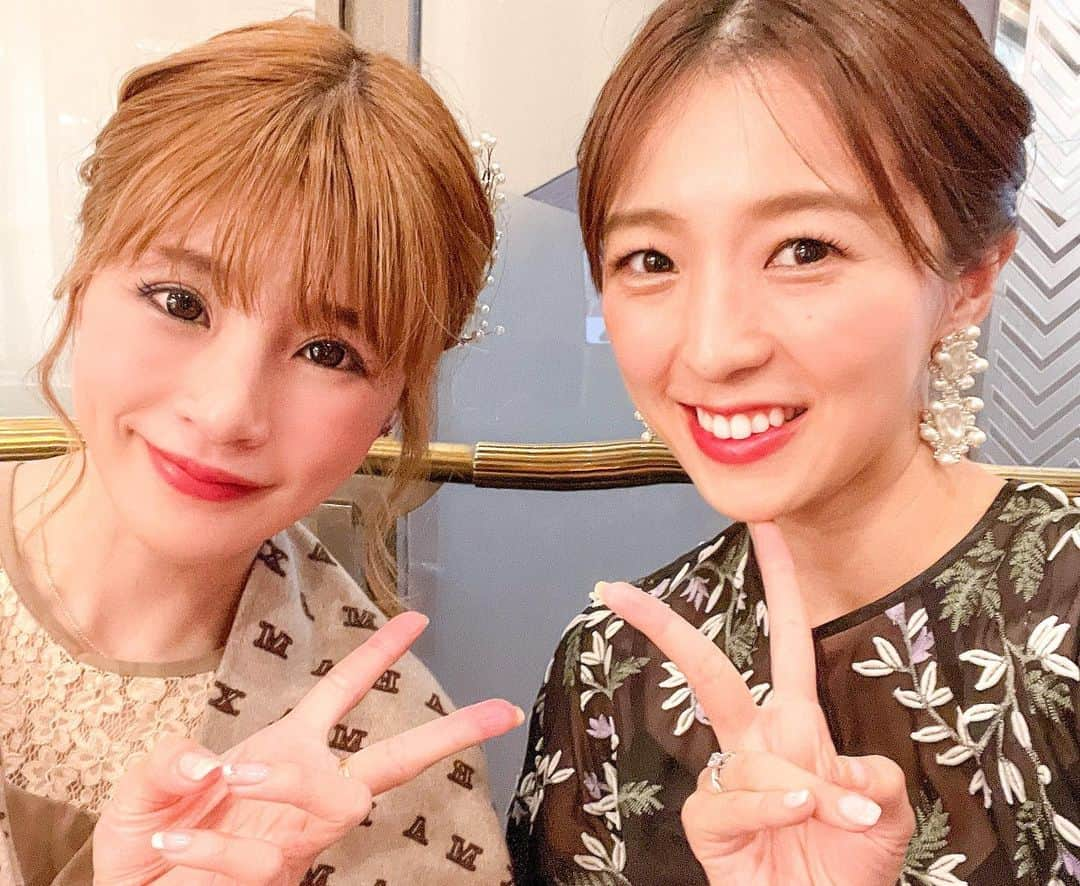 林弓束さんのインスタグラム写真 - (林弓束Instagram)「. 昨日はゆかりんごの結婚式に出席してきました❤️ コロナ禍でずっとできなかった結婚式🥺 息子くんもいっしょにの結婚式披露宴となり微笑ましいシーンもみれてじんわり👶🏻❣️ ゆかりんごの美しい花嫁姿見届けられてよかった☺️ ゆかりんごとの出会いはもう何年前だろう？15年近くとかなるのかな？ アーティストの方のMVに出演した時に初めて会って、 綺麗なのにコッテコテの関西弁で、同い年やし同じ関西出身だしで、すぐに親近感湧きました🥹笑 それから仕事一緒になること多かったり、同じグループになったり😌 大阪かえる！って時の送別会したのもすごく印象深く覚えてる😌 ゆかりんごが関西かえって会える機会も減ったけどお互い結婚して、子供できて、 今は子育て情報共有したり😊 今日は久々会えて！！ 何も変わらない とっても幸せそうなゆかりんごの姿みれて嬉しかったー❣️❣️ 本当綺麗だった🥹 けどドレス豪快に蹴り歩く姿とか、あーゆかりんごやーって謎の安心感もありつつ☺️笑 本当幸せいっぱいの結婚式披露宴でした💕 . いつもは子供もいっしょに遊ぶ @mama3.25 とも久しぶりに子なしで会えたし大阪で会うのもかなり新鮮だった！！ 話尽きなかった〜💕 あー楽しかった😊😊😊 ゆかりんご、改めておめでとう‼️ またあそぼうね🍎 . . . . #三島ゆかり　#結婚おめでとう  #結婚式 #披露宴 #結婚式コーデ #透き通るほど白かった #赤ドレスもめっちゃ可愛かった」4月16日 9時01分 - hayashiyuzuka