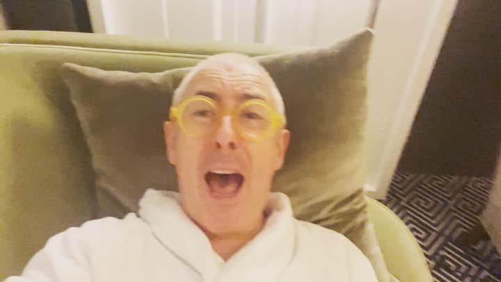 アラン・カミングのインスタグラム：「Guess what? It’s Saturday Night On Broadway with special Och and Oy! guests  @arishapiro @henkiskidu @judithglue」
