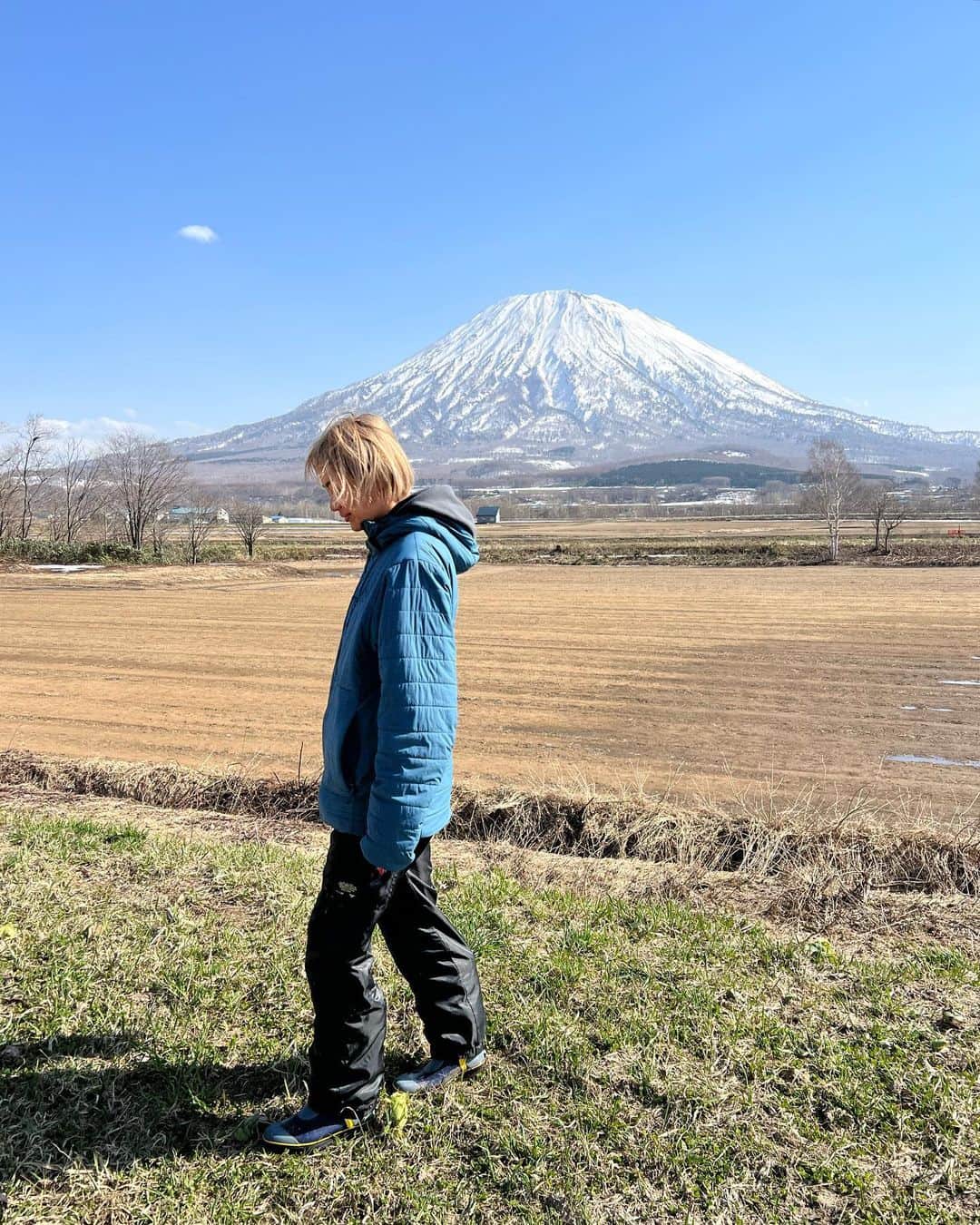 のインスタグラム：「旦那さんに山菜採りコーデ撮ってもらいました。 スキー納めにギョウジャ採り 春のニセコもやることいっぱいでした。 もう何十回ってきてるのに 来れば来るほどニセコの魅力の深さを実感できます。 空、山、雪、天気、山菜、、のことを 楽しそうにはなすローカルの人たちの笑顔がたまらんのです、、 同じ人間なのに環境や選択で生き方の質って変わるよね ニセコがあるから本当に大切なことを確認しながら生きていけている気がします。 またね〜！ニセコ いつもありがとう #niseko #ギョウジャニンニク #hokkaido #北海道 #春スキー #ski #春のニセコ #bbq #ジンギスカン」