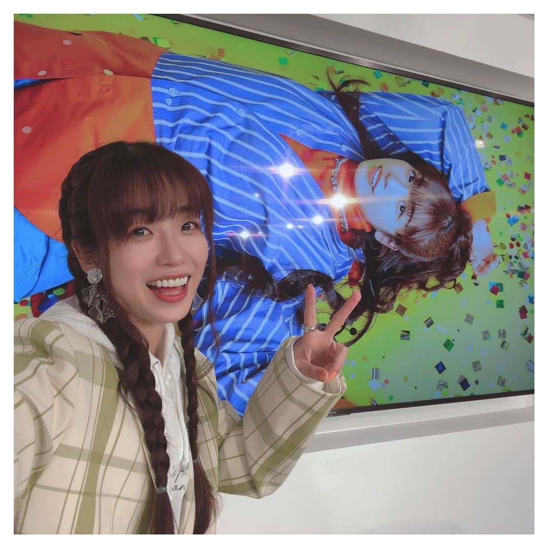 のインスタグラム：「お渡し会ご参加ありがとうございました！  久しぶりのお渡し会✨ 遠足のレヴュー振りだな〜なんて思ってたんですが、去年(?)きゃにめっせの公開配信の際に、もよちゃんと監督と一緒にやっていた💨 なので、なんだかんだで1年振り？ぐらいでした！  足元悪い中来てくれた皆様には本当に感謝です🙇🏻‍♀️ お名前書きながらだったので、お顔を見てお話しできる時間は短かったのですが、そして衝立があったので話しかけてくれてた言葉にちゃんと返事が出来ていないこともあったかと思うのですが、皆様と接することが出来て本当に嬉しかったです♡  皆様、本当に本当にありがとうございます💓  #まふぉとぶっく」