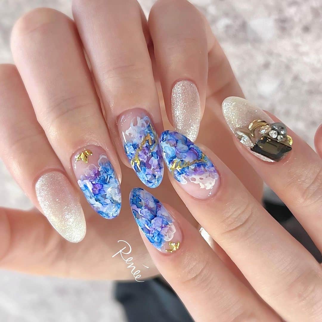 ネイルサロンレネのインスタグラム：「. ◻︎INC ART 🎨 ⁡ design by @renee_mai.213  ⁡ ⁡ Renée 梅田店 2023年1月18日(水) 📢拡張リニューアルオープン！📢 移転先→ 530-0027 大阪府大阪市北区堂山町1-2 R&Eビル3階 ⁡ ⁡ Renée公式LINE ───────  【@bos7903t】←※@から入力🔍 ⁡ メニューに迷った方やご相談は LINEにて受け付けております。 ⁡ リピート率95% TV.メディア出演 スタッフ全員資格保持者 カラー300種類以上 パーツ1000種類以上 雑誌掲載デザイン多数 ⁡ ▶︎▶︎▶︎初回クーポンご利用頂けます ￣￣￣￣￣￣￣￣￣￣￣￣￣￣￣￣ ご予約はプロフィールTOPのリンク内 URLをご利用下さい。 ⁡ ⁡ #大阪ネイルサロン#梅田ネイルサロン #ビジューネイル#おしゃれネイル#お洒落ネイル #大人ネイル#上品ネイル#美フォルムネイル#美フォルム#ハイクオリティフォルム#ちゅるんネイル#フィルイン#インクネイル」