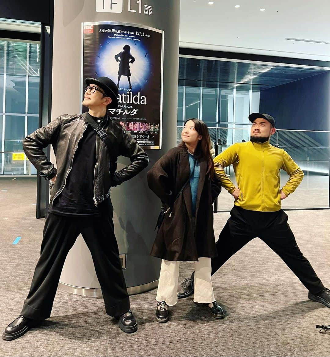 大澄賢也さんのインスタグラム写真 - (大澄賢也Instagram)「ミュージカル 「マチルダ」観劇  な、な、なんと客席に着いたら、 「千と千尋」でカシラを演じたいがちゃんがいて、そして、そして、 萌音ちゃんに会うなんて🙏 3人でお約束のマチルダポーズ😅😅😅 本当に縁があるなと思いながら、テンション爆上がりで観劇‼️  細部まできめ細やかに演出されていて、振付、ステージングもキャラクターや音楽、歌詞に当たっていて、最高でしたー キャストは知り合いが多かったから、 尚更楽しめました👍👍👍  トランチブル役の龍之介が、大黒柱のごとく、パフォーマンスでカンパニーを引っ張る 「千と千尋」で一緒だった、ゆうみちゃんがハニー先生を繊細に感情表現たっぷりに演じて涙し、 お父さん役の万里生は、ぶっ飛んだキャラクターで笑わせてもらい、 池田ゆっこちゃんは、安定の優しさ包容力で、マチルダを包み込む。 ラベンダー役の亜早実は、キャラがピッタリで、歌とダンスでグイグイと世界に引き込む。  本当にカンパニーの皆さんが、真摯に誠実に役に生きていて素晴らしかった👏  最後にマチルダ役の 嘉村咲良ちゃんの素朴で繊細さの中に真の強さを感じるマチルダに大感動でした✨  明日へのエネルギーを沢山頂き、有難うございました。  大千穐楽まで、無事に公演されます様に🙏  #上白石萌音 #五十嵐結也 #マチルダ #嘉村咲良 #小野田龍之介 #咲妃みゆ #田代万里生 #池田由希子 #石井亜早実」4月16日 9時35分 - osumikenya
