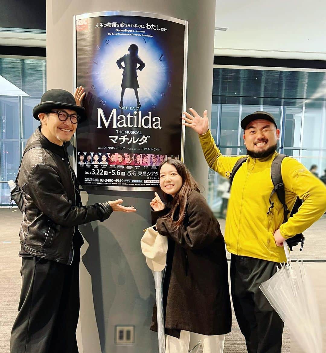大澄賢也さんのインスタグラム写真 - (大澄賢也Instagram)「ミュージカル 「マチルダ」観劇  な、な、なんと客席に着いたら、 「千と千尋」でカシラを演じたいがちゃんがいて、そして、そして、 萌音ちゃんに会うなんて🙏 3人でお約束のマチルダポーズ😅😅😅 本当に縁があるなと思いながら、テンション爆上がりで観劇‼️  細部まできめ細やかに演出されていて、振付、ステージングもキャラクターや音楽、歌詞に当たっていて、最高でしたー キャストは知り合いが多かったから、 尚更楽しめました👍👍👍  トランチブル役の龍之介が、大黒柱のごとく、パフォーマンスでカンパニーを引っ張る 「千と千尋」で一緒だった、ゆうみちゃんがハニー先生を繊細に感情表現たっぷりに演じて涙し、 お父さん役の万里生は、ぶっ飛んだキャラクターで笑わせてもらい、 池田ゆっこちゃんは、安定の優しさ包容力で、マチルダを包み込む。 ラベンダー役の亜早実は、キャラがピッタリで、歌とダンスでグイグイと世界に引き込む。  本当にカンパニーの皆さんが、真摯に誠実に役に生きていて素晴らしかった👏  最後にマチルダ役の 嘉村咲良ちゃんの素朴で繊細さの中に真の強さを感じるマチルダに大感動でした✨  明日へのエネルギーを沢山頂き、有難うございました。  大千穐楽まで、無事に公演されます様に🙏  #上白石萌音 #五十嵐結也 #マチルダ #嘉村咲良 #小野田龍之介 #咲妃みゆ #田代万里生 #池田由希子 #石井亜早実」4月16日 9時35分 - osumikenya