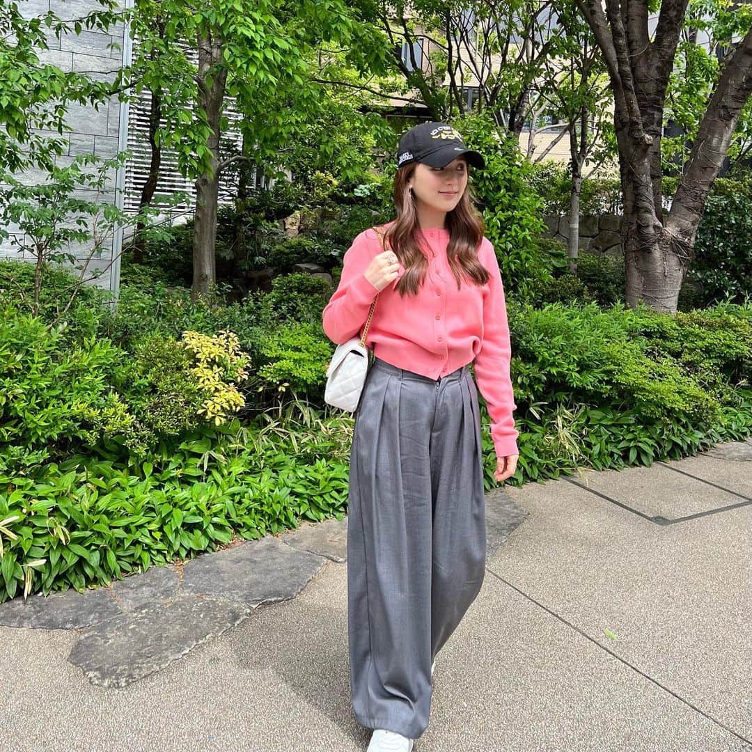ひよんのインスタグラム：「💖🖤  全身コーデはこんな感じだったよ☺️  キャップ @mardi_mercredi_japan  トップス @caban.jp  パンツ @snidel_official  スニーカー @celine  バッグ @chanelofficial   この日のお洋服、楽ちんでお気に入り😆  #ひよん #ひよんコーデ」