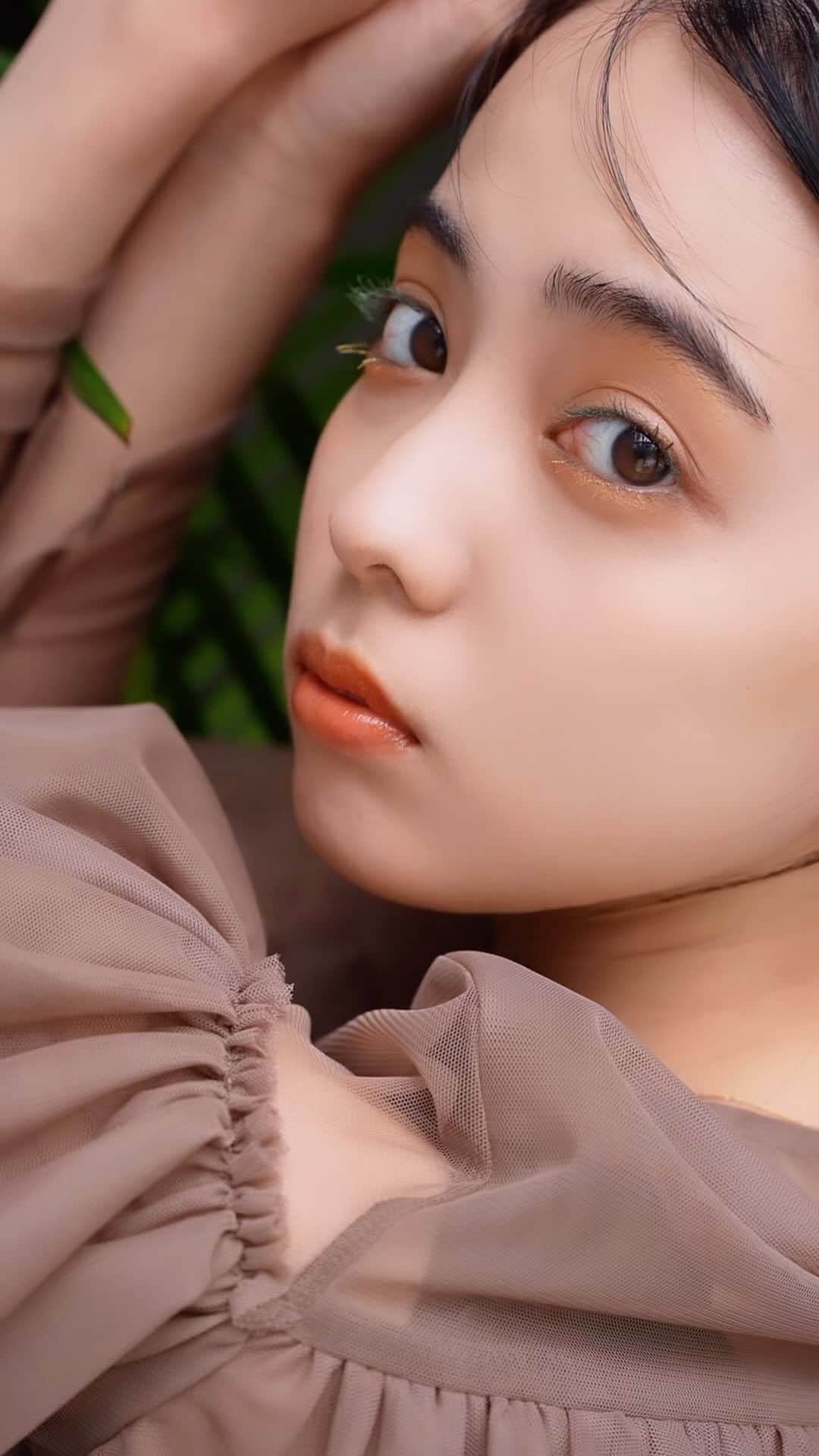 谷口翠彩のインスタグラム：「𝐈𝐦𝐩𝐫𝐞𝐬𝐬𝐢𝐨𝐧𝐬 𝐢𝐧 𝐀𝐦𝐛𝐞𝐫  ゴールデンアワーの光に包まれる地中海のきらめき 飴色に照らされる ファンタジーとリアルのコントラスト  夕暮れの光の中にさまざまな感情がとけ出し 美しさも濁りも包み込んでつやめく琥珀を想わせる  心地よくありのままの自分を表現し 軽やかな光の透明感と奥行きをまとう ✺⋰  【eye】 @rmkofficial  ⚫︎インフィニット シングル アイズ EX-03 スパークリング リモンチェッロ ⚫︎リクイドアイズEX-01 グロウ オブ コンフィデンス  【lip】　@suqqu_official  ⚫︎トリートメントラッピングリップ03  Makeup always snuggles up to my heart 🫶🏻 and give me a little confidence 💎  𝐂𝐡𝐚𝐧𝐠𝐞𝐬 𝐰𝐢𝐭𝐡 𝐡𝐚𝐢𝐫, 𝐦𝐚𝐤𝐞𝐮𝐩 𝐚𝐧𝐝 𝐟𝐚𝐬𝐡𝐢𝐨𝐧 .  毎日天気が変わるように  毎日ヘアもメイクも変わる🩰  video： @yuuuuuji_h  mo： @aoi__niizeki   .  .  #みどめいく#みどへあめいく #rmk#suqqu#スック#トリートメントラッピングリップ」