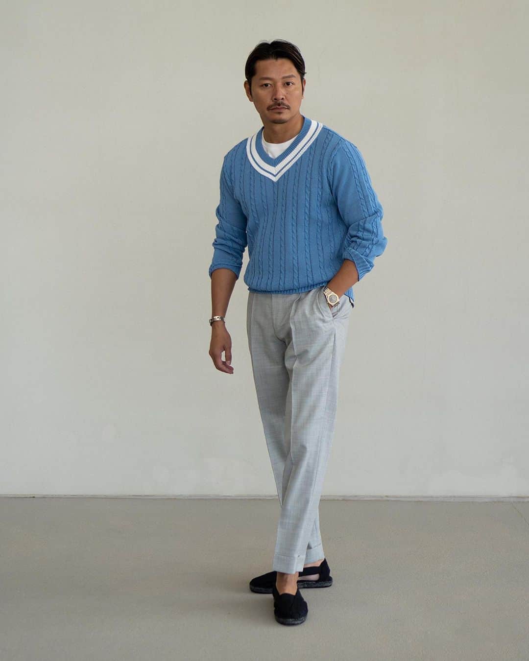 高田朋佳のインスタグラム：「Avancer 23ss collection. 僕がディレクションをさせて頂いているEDIFICEさんのプライベートブランド “Avancer” 3シーズン目の今回はマントンというフランスとイタリアの国境付近にあるリゾートをイメージに商品企画から色や素材使い、スタイリングまでを組んでいきました。 ヨーロッパリゾートをフレンチな視点で落とし込むことでAvancer流のコンチネンタルなリゾートスタイルを目指しました。 日本製に拘り、素材も別注して一から作ったものばかり。さらに今回は複数のブランドにAvancerならではの別注をしてその世界観を広げています。 4/22(土)にEDIFICE各店にてローンチされますので、是非ご覧頂けると嬉しいです。  #avancer #avancer2023ss #edifice」