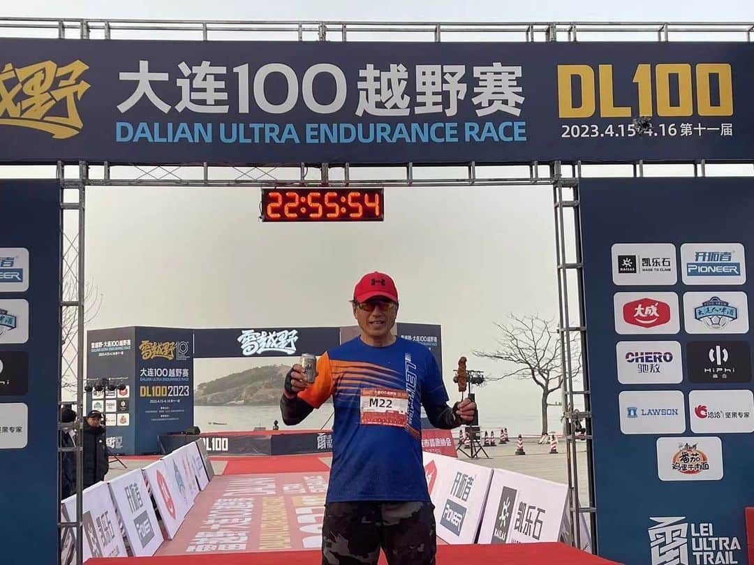 李博のインスタグラム：「父(65歳)が中国の大連で行われた100kmウルトラトレイル(山岳レース)で22時間でゴールしました！　 1度目29時間、2度目28時間、今回が3度目の記録。 いつまでも挑戦し、なおかつ更新し続ける姿は年齢がただの数字だと証明してくれてます。 自分もいくつになっても上を見続けてる人でありたい！  My father(65 years old) participated in the 100km Dalian Ultra Endurance Race. He finished in 22 hours. The first time is 29 hours. The second time is 28 hours. The third time is this record . The appearance of always challenging and constantly updating proves that age is just a number. I want to be a person who keeps looking up no matter how old I am ！  #ウルトラトレイル #100kmウルトラトレイル #山岳レース #ultra trail #100km ultra trail #ultra endurance race」