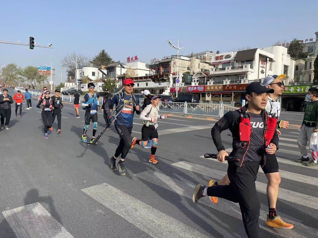 李博さんのインスタグラム写真 - (李博Instagram)「父(65歳)が中国の大連で行われた100kmウルトラトレイル(山岳レース)で22時間でゴールしました！　 1度目29時間、2度目28時間、今回が3度目の記録。 いつまでも挑戦し、なおかつ更新し続ける姿は年齢がただの数字だと証明してくれてます。 自分もいくつになっても上を見続けてる人でありたい！  My father(65 years old) participated in the 100km Dalian Ultra Endurance Race. He finished in 22 hours. The first time is 29 hours. The second time is 28 hours. The third time is this record . The appearance of always challenging and constantly updating proves that age is just a number. I want to be a person who keeps looking up no matter how old I am ！  #ウルトラトレイル #100kmウルトラトレイル #山岳レース #ultra trail #100km ultra trail #ultra endurance race」4月16日 9時32分 - lee_haku