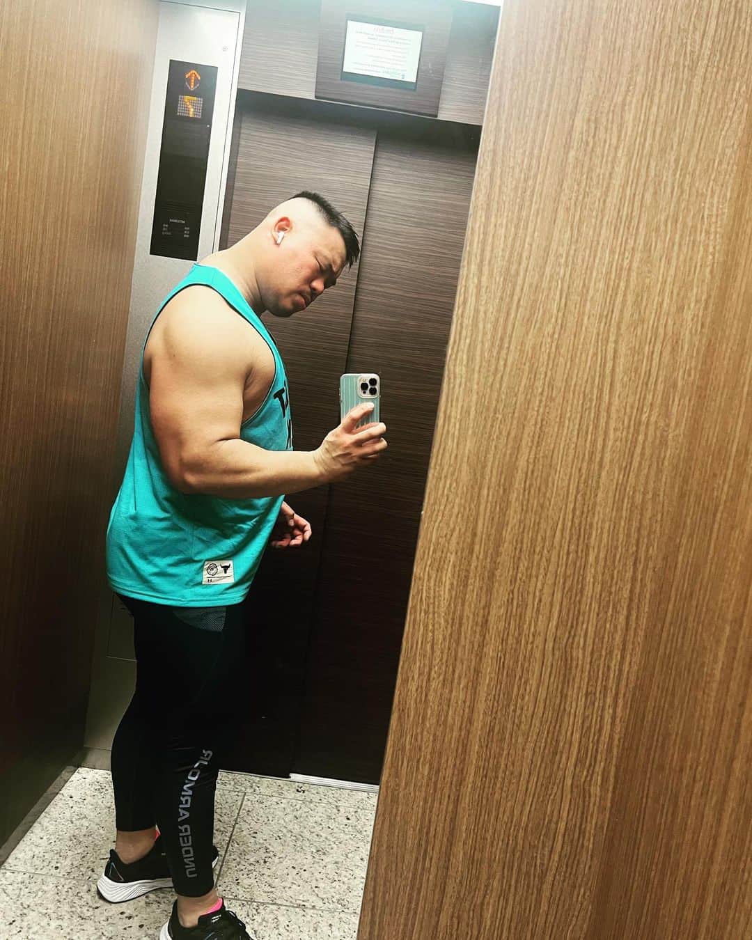 飯野雄貴のインスタグラム：「なんかいい感じに張りが出てきたと思ったらそうです！腕をしたからです！🙇 腕は二頭と三等と前腕をしっかりととまんべんなくやりましょう！ #ddtpro#プロレスラー#プロレス#筋トレ#パーソナルトレーナー#パーソナルトレーニング#筋肉痛#筋肉#IPG#筋トレ#筋肉トレーニング#underarmour#newbalance」