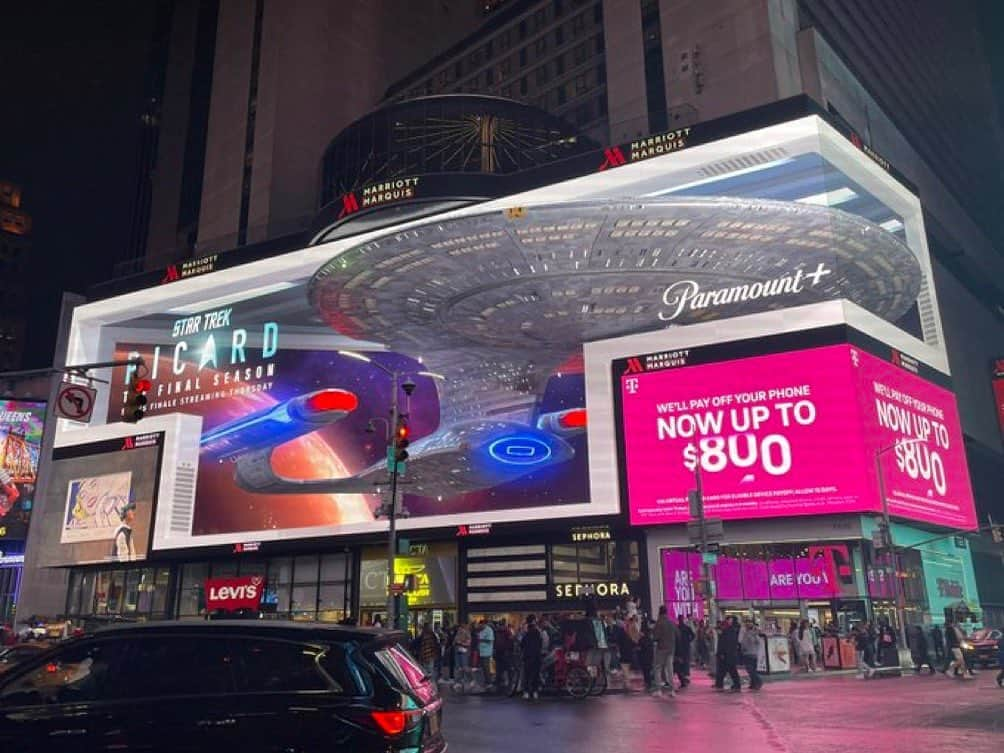 Terry Matalasのインスタグラム：「She just flew into Times Square」