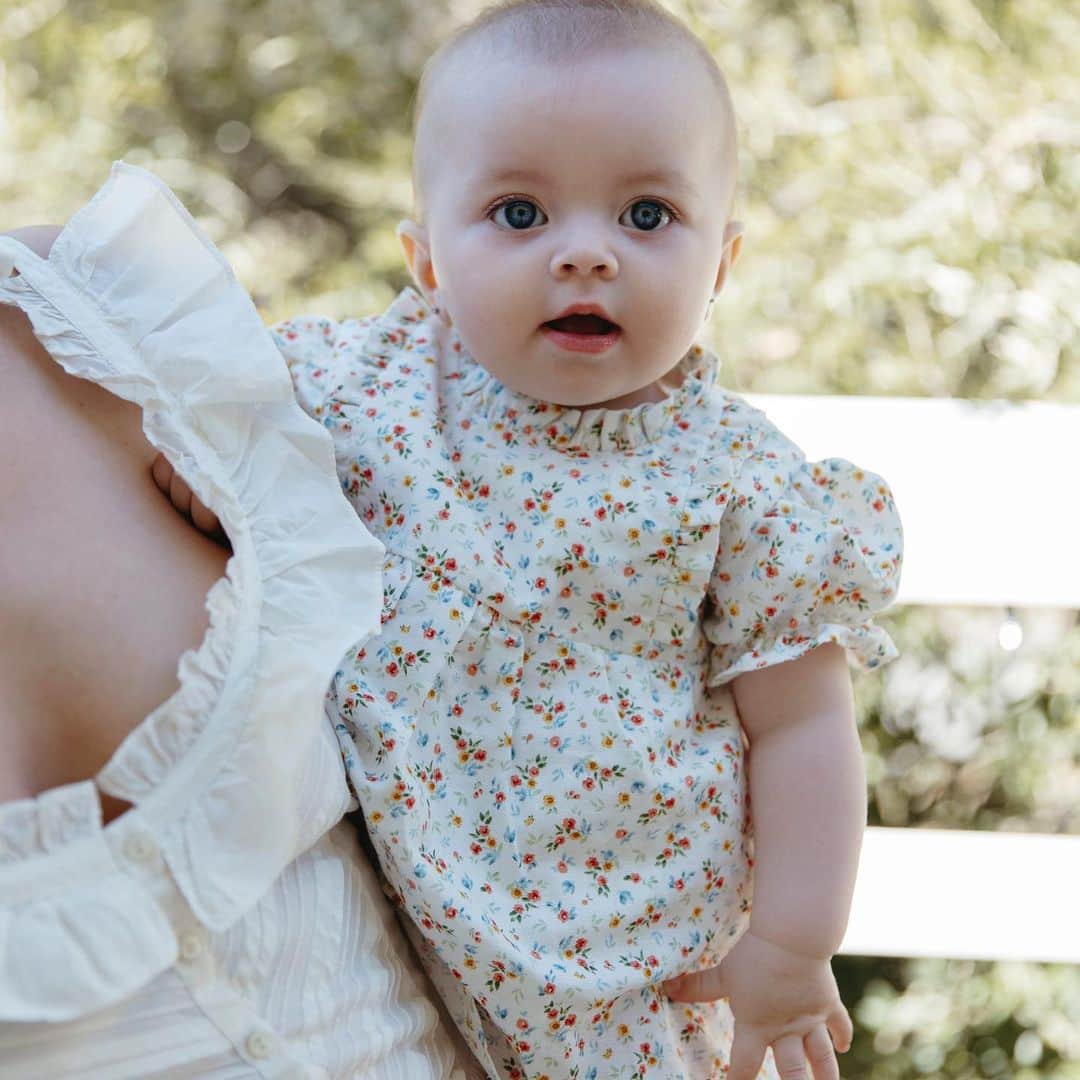 オレーシャ・ルーリンのインスタグラム：「Our little dove all dolled up for Spring @lacoquetakids   Captured by @tatianarulinphotography」