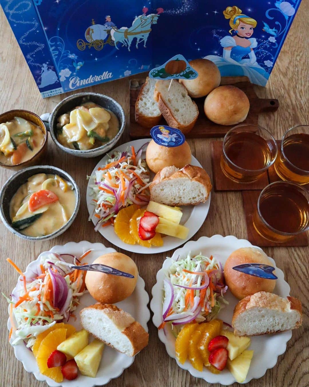 ai ˖◛⁺⑅♡のインスタグラム：「2023.4.16 ・ 休日のんびり朝ごはん ・ menu✿ ･* -手作り丸パン&バゲット -シンデレラ かぼちゃクリーム煮（oisix） -魔法のカラフルマリネ（oisix） -フルーツ （パイン・オレンジ・いちご） -アイスティー ・ 娘がまだ小さい頃 シンデレラが大好きで お誕生日にシンデレラケーキ 作ってくれたよね♡ って言われて 食の大切を改めて感じた日 ・ ・ #oisix#kitoisix#手作りパン##おうちモーニング#あさごはん#朝食#朝ご飯#朝ごはん#朝ごパン#モーニング#フーディーテーブル#おうちごはんlover#breakfast#tomiz#wp_deli_japan#igersjp#朝時間#locari#cotta#macaroni#foodpics#foodporn#おうちカフェ#おうち時間#手作りの暮らし#てづくりごはん365#手作りごはん#長浜由紀子#イイホシユミコ」
