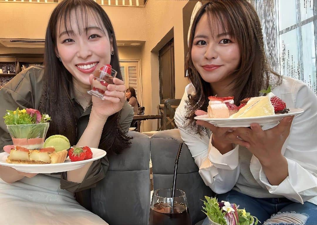 遊佐ちえみさんのインスタグラム写真 - (遊佐ちえみInstagram)「🍓🍰🍴✨  📍メープルカフェ 静岡県中区広沢2丁目27-29  広沢でいちご狩り🍓 スイーツビュッフェに行ってきました♥️  目移りするほどのラインナップ！！！  そしてどれも本当に美味しい！！  贅沢すぎる時間を過ごしました♥️幸せ！  🍓スイーツビュッフェ〜広沢でいちご狩り🍓 ★土日限定  お一人様3850円（税込)  食べ飲み放題 (90分制) 第一部：11:00-12:30 第二部：14:00-15:30  スイーツだけでなく、 グループレストラン LENRI監修のDELIや パティシエが目の前で仕上げる 巨大いちごミルフィーユの ライブキッチンコーナーも♡  #メープルカフェ #おしゃれカフェ #スイーツビュッフェ #いちごスイーツ #いちごスイーツビュッフェ #海外風カフェ #オシャレ女子会 #女子会 #デート #インスタ映え #映えカフェ #浜松カフェ #浜松スイーツ #LENRI #レンリ  #海の湖HAMANAジェンヌ #visit浜名湖」4月16日 9時48分 - yusa_cgram