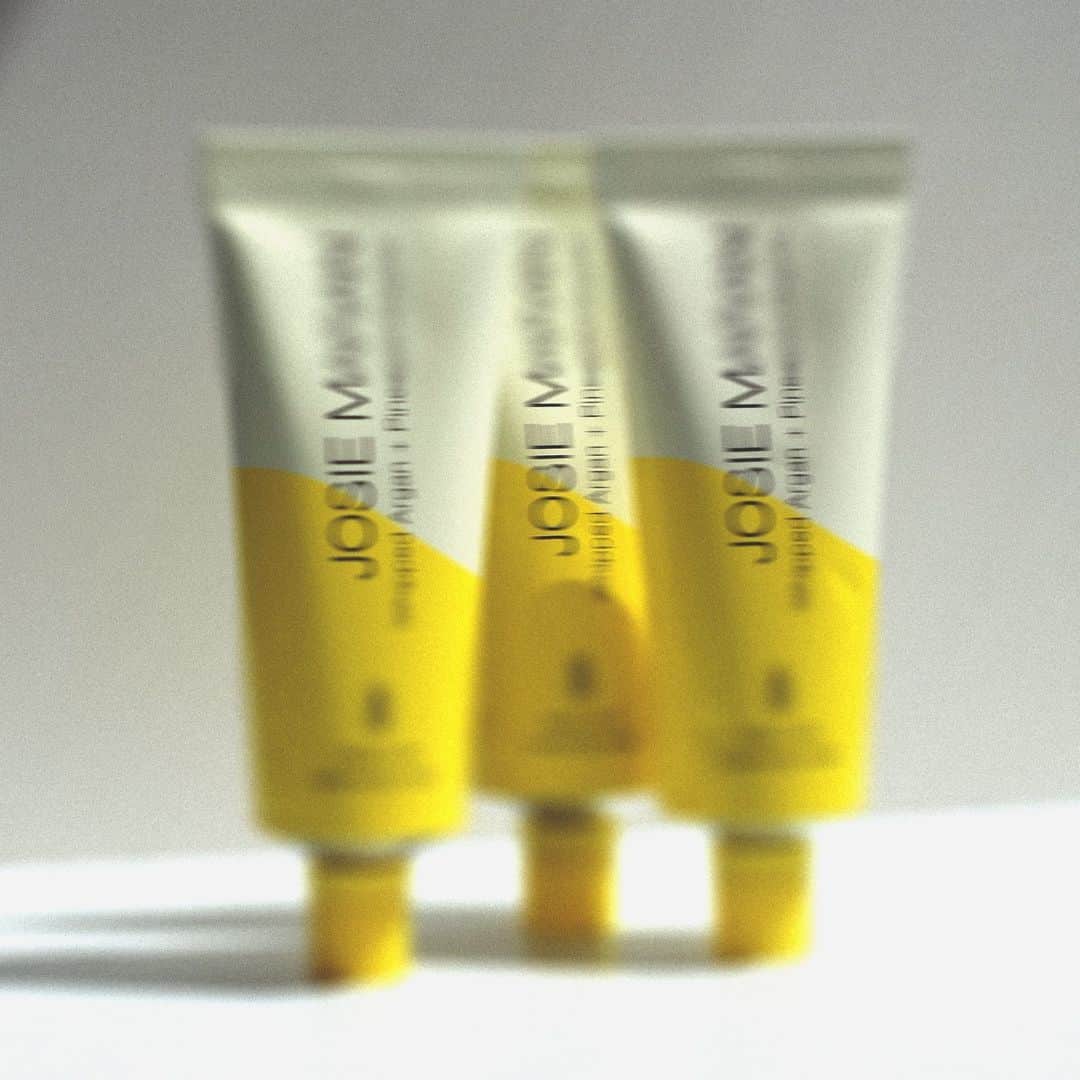 ジョジー・マランのインスタグラム：「What smells like summer, looks like sunlight, and makes skin extra juicy? 😏 Hint: It’s the star ingredient in our next launch — THIS MONDAY!」