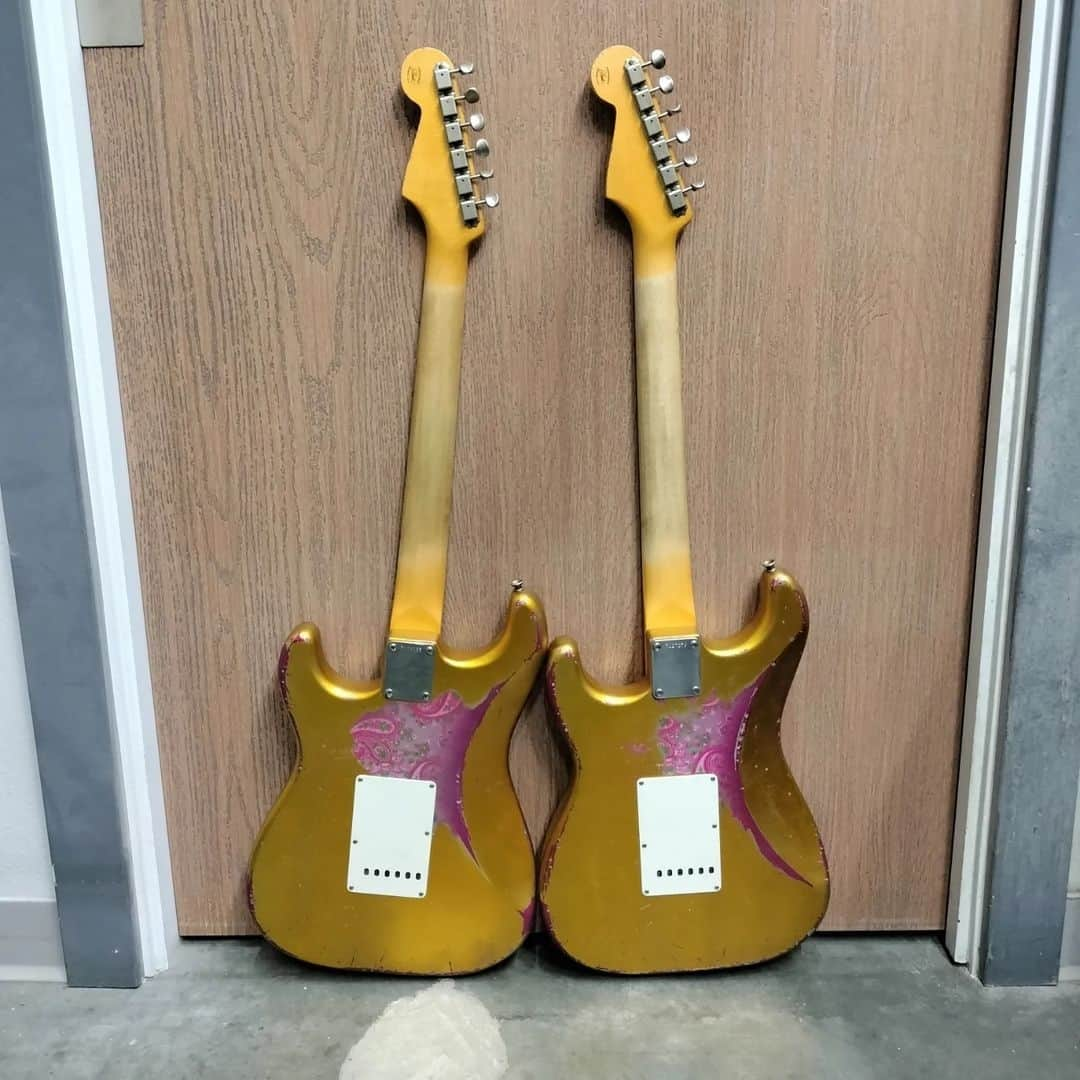 Fender Guitarさんのインスタグラム写真 - (Fender GuitarInstagram)「Two @fendercustomshop Strats are always better than one. 🎸 @jsmith_fendercustomshop brings us this striking Frost Gold over Pink Paisley duo to kick off #Straturday. What's your favorite Fender finish?」4月16日 1時01分 - fender